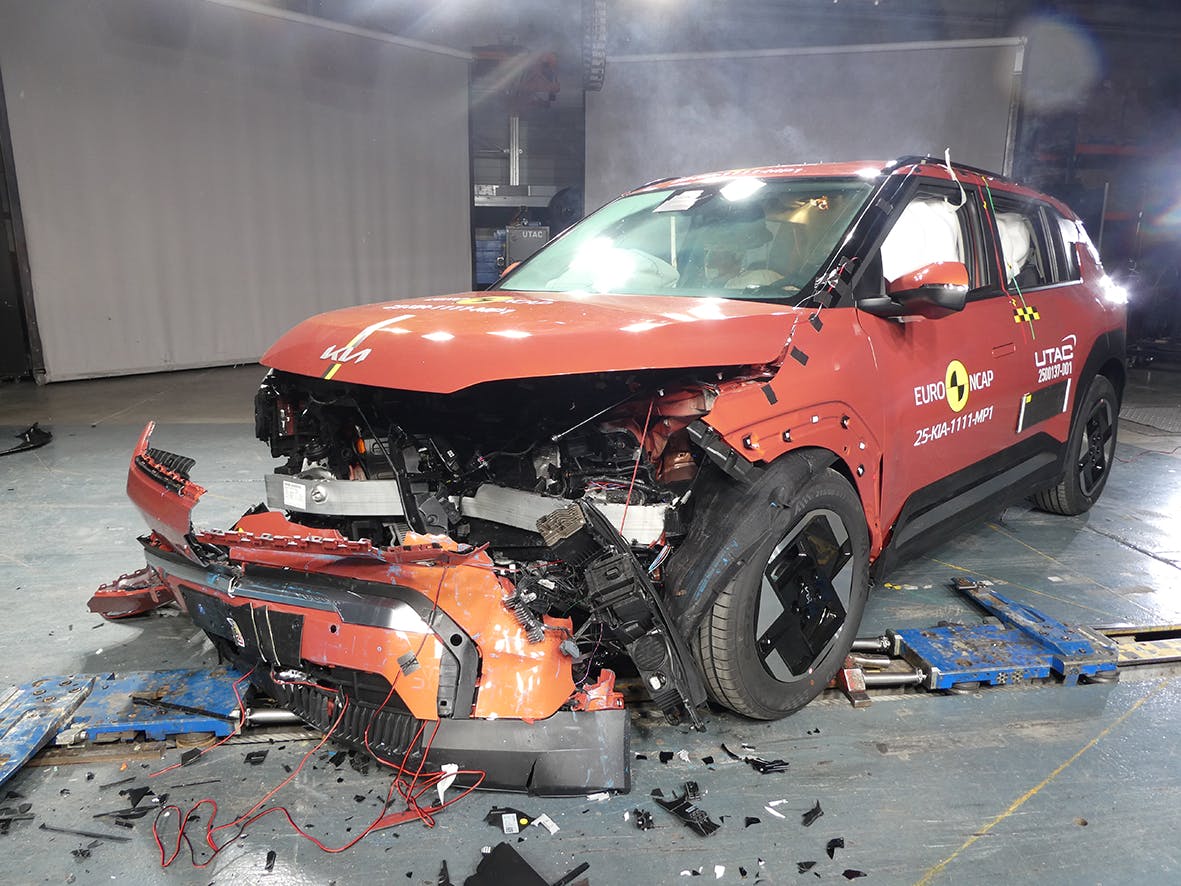 Kia EV3 blev Årets Bil i Danmark 2025 og scorer topkarakter med fem stjerner – men kun med en ekstra sikkerhedspakke. FDM opfordrer nu importøren til at gøre pakken standard i Danmark.