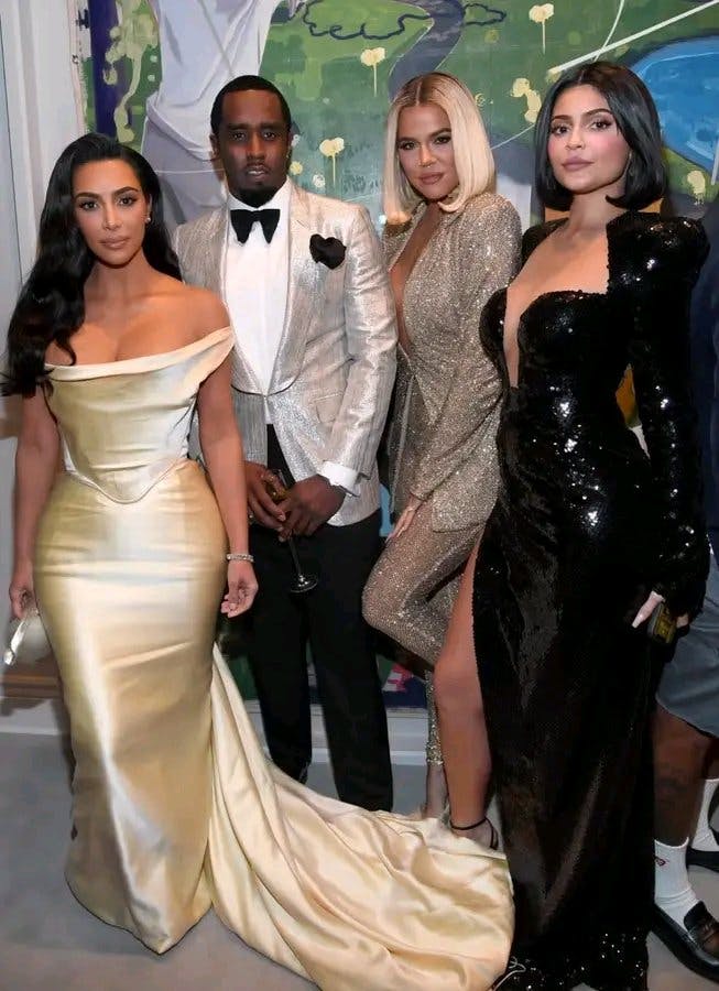 Kim Kardashian (tv.) med Diddy, Khloé Kardashian og Kylie Jenner.