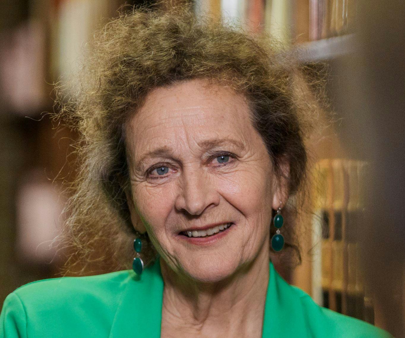 Ulla Henningsen blev inviteret ud i Paris, men det endte med en voldtægt i en skov. 