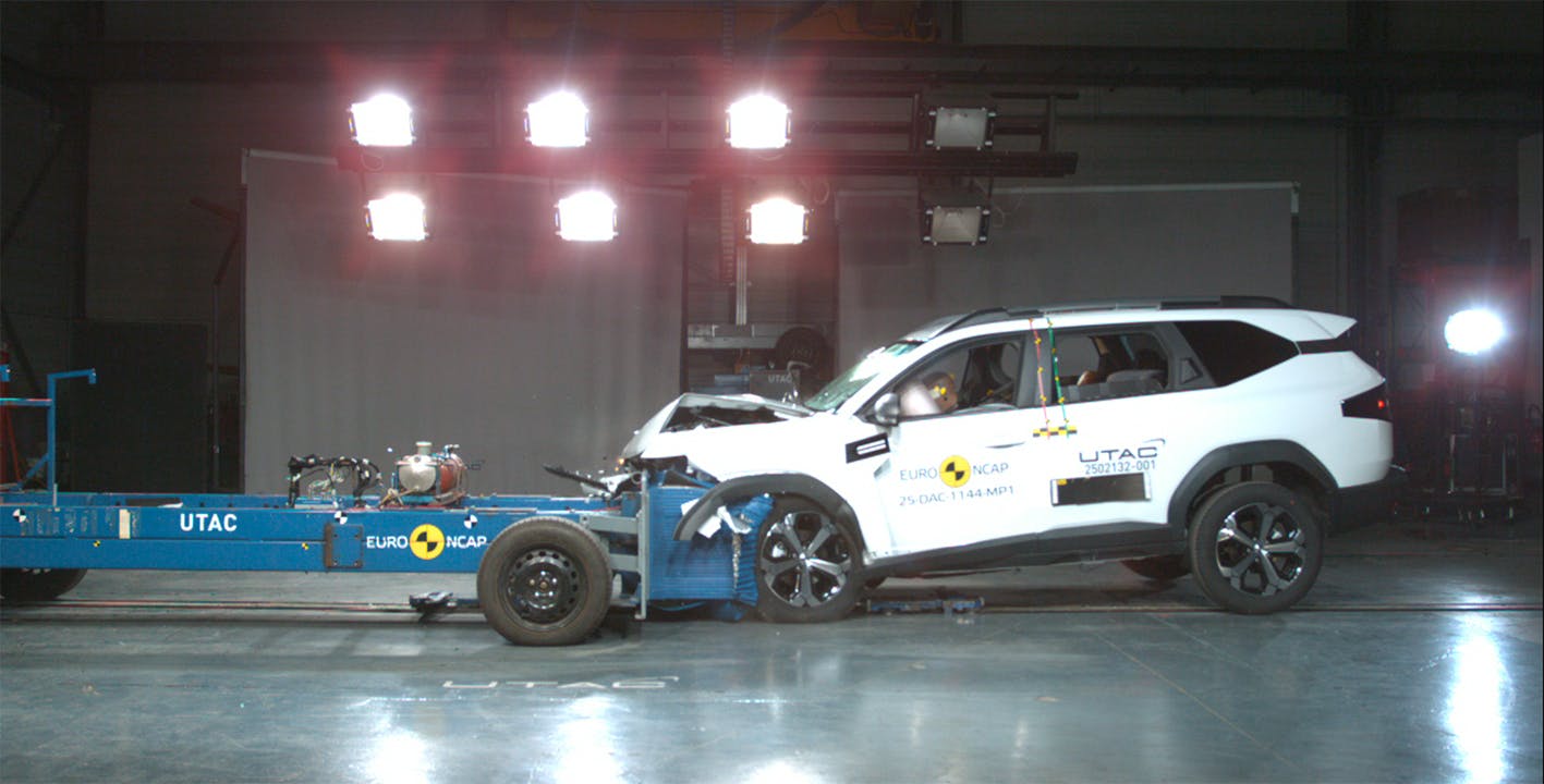 Dacia Bigster må nøjes med tre stjerner i Euro NCAP-testen – endnu et bevis på, at mærket fortsat kun leverer basal sikkerhed, mener FDM, som derfor fraråder modellen.