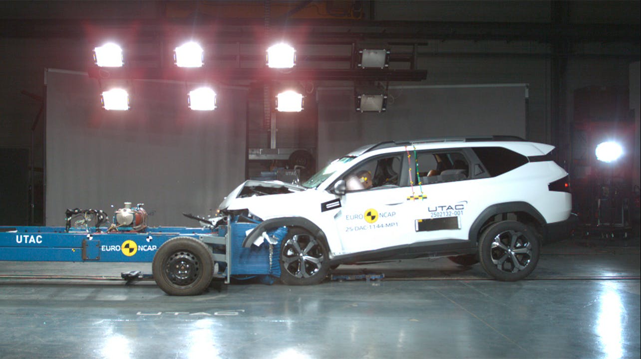 Dacia Bigster må nøjes med tre stjerner i Euro NCAP-testen – endnu et bevis på, at mærket fortsat kun leverer basal sikkerhed, mener FDM, som derfor fraråder modellen.