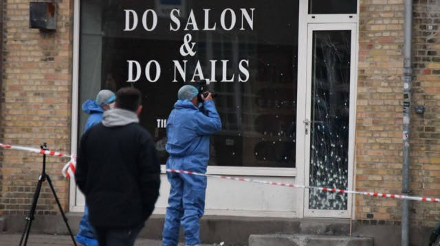 Politiets teknikere på arbejde ude foran neglesalonen.