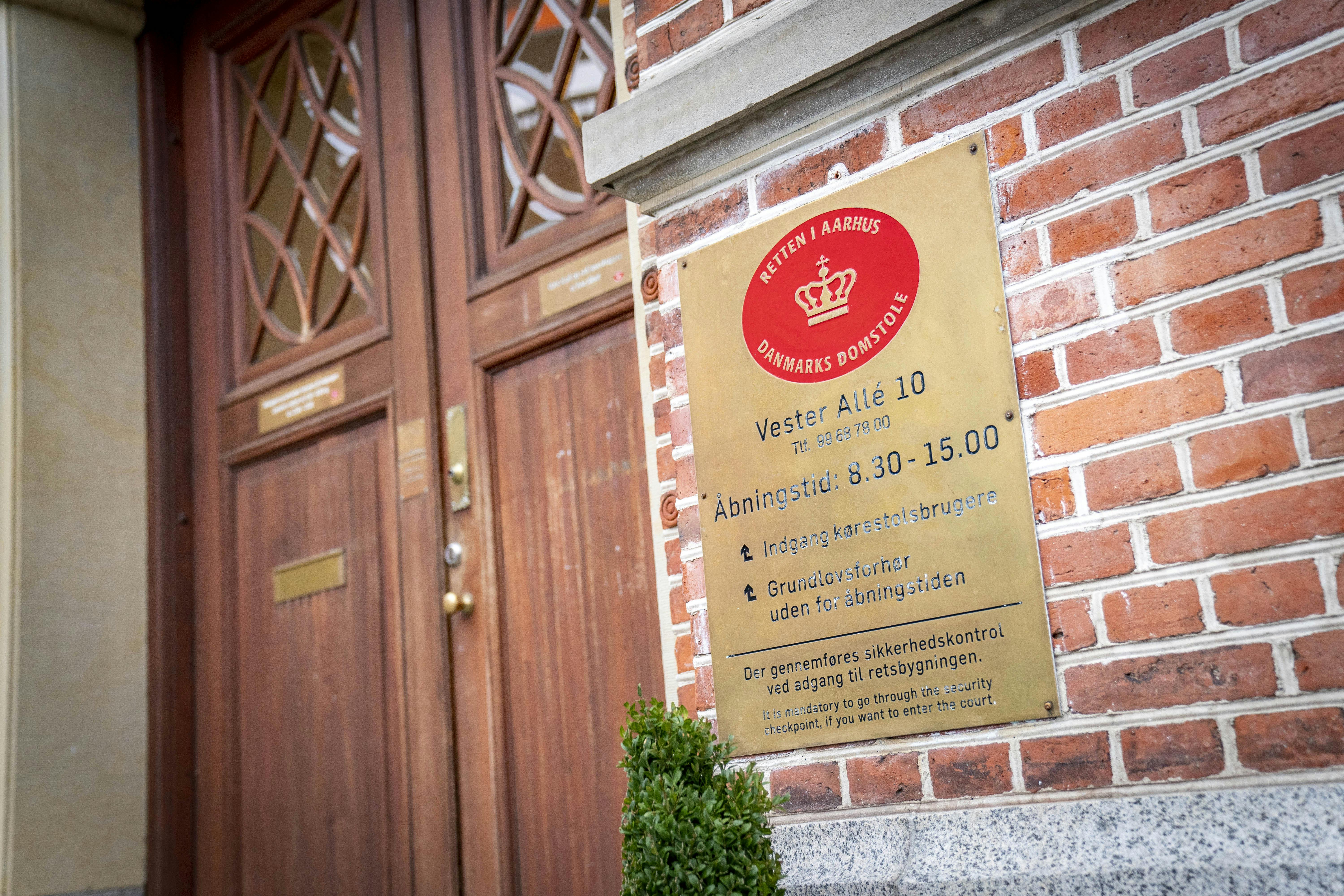 Grundlovsforhøret, hvor politiet vil have den 51-årige mand varetægtsfængslet, foregår ved Retten i Aarhus.