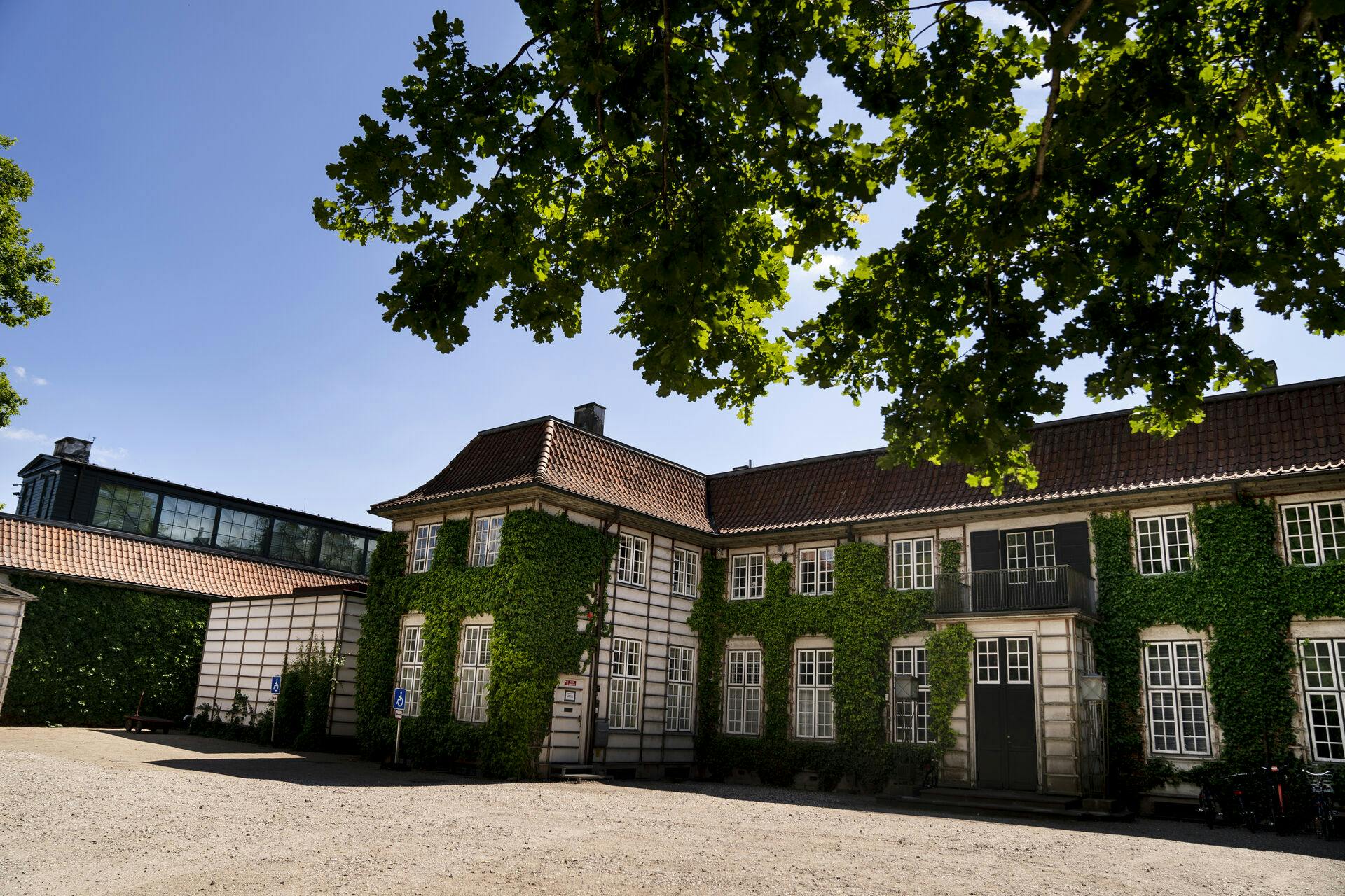 Ordrupgaard museet i Charlottenlund bliver i "Reservatet" filmet, så man ikke ser skiltene om handicapparkering.