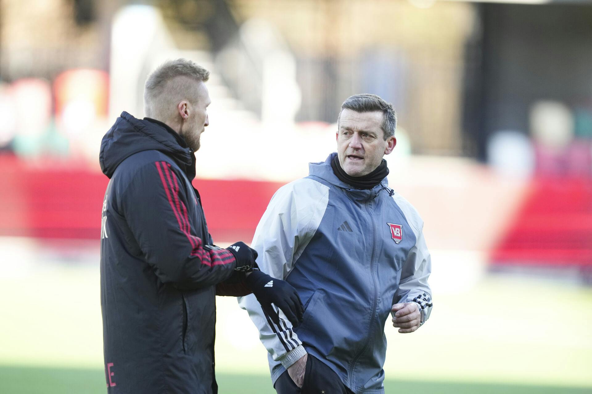Steffen Kielstrup (VB Træner) og Johnny Mølby (VB Træner) da Silkeborg IF møder Vejle Boldklub i Superligaen på JYSK Park i Silkeborg søndag den 16. februar 2025.. (Foto: Claus Fisker/Ritzau Scanpix)
