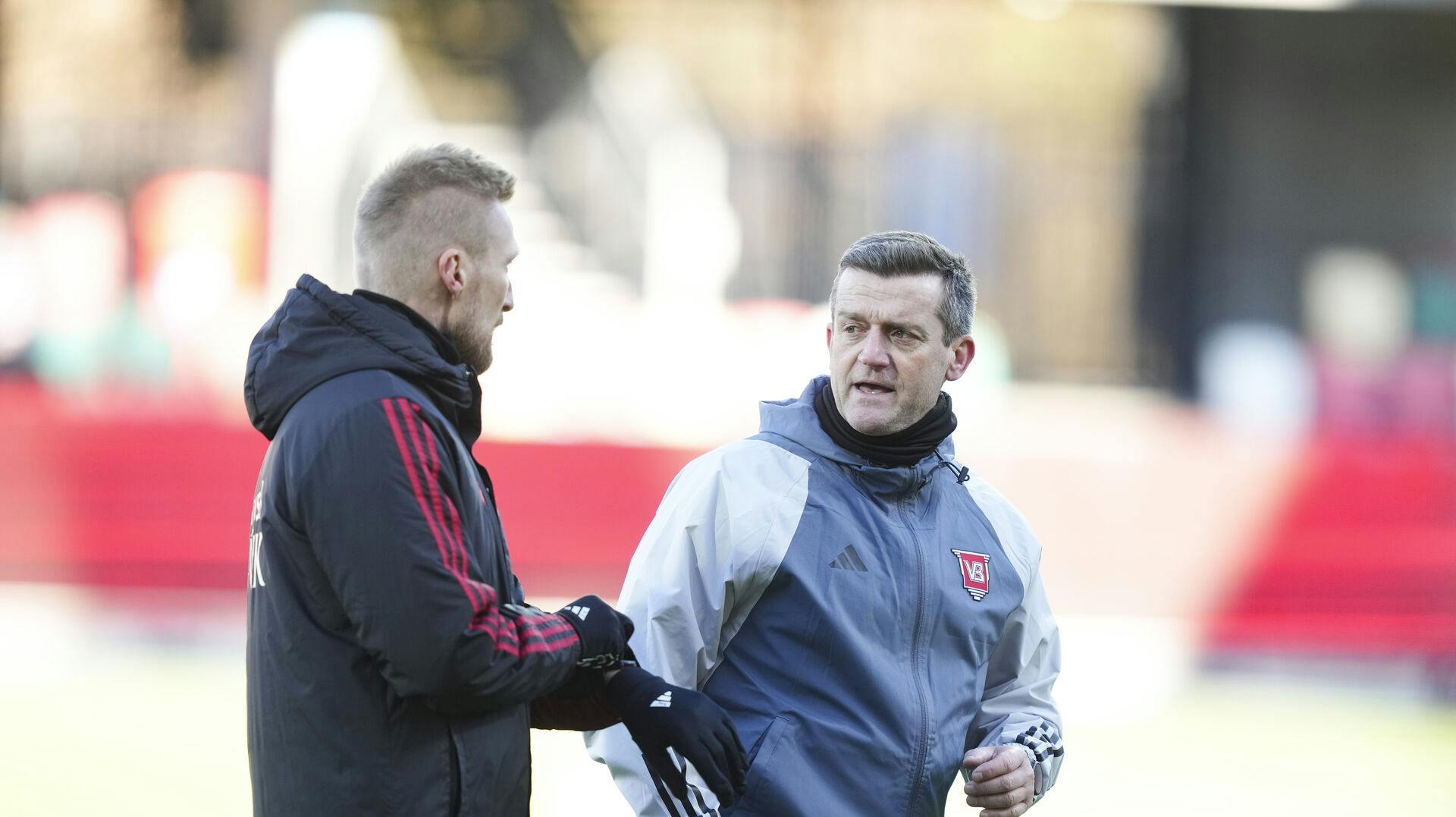 Steffen Kielstrup (VB Træner) og Johnny Mølby (VB Træner) da Silkeborg IF møder Vejle Boldklub i Superligaen på JYSK Park i Silkeborg søndag den 16. februar 2025.. (Foto: Claus Fisker/Ritzau Scanpix)