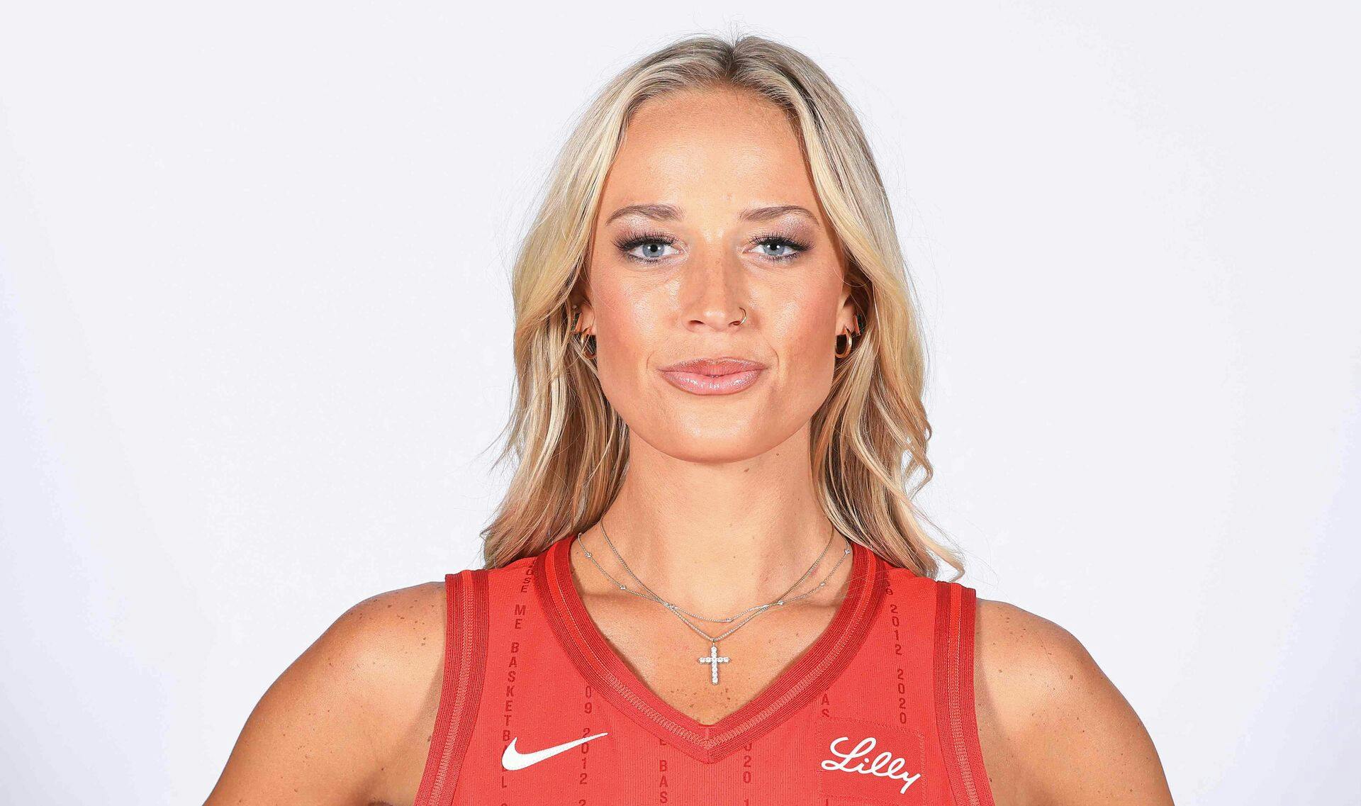 Indiana Fever-stjernen Sophie Cunningham er blevet anklaget for at have haft sex med en gift mand, der endda var direktør for hendes tidligeres klub. Nu afviser basketballstjernen rygterne.