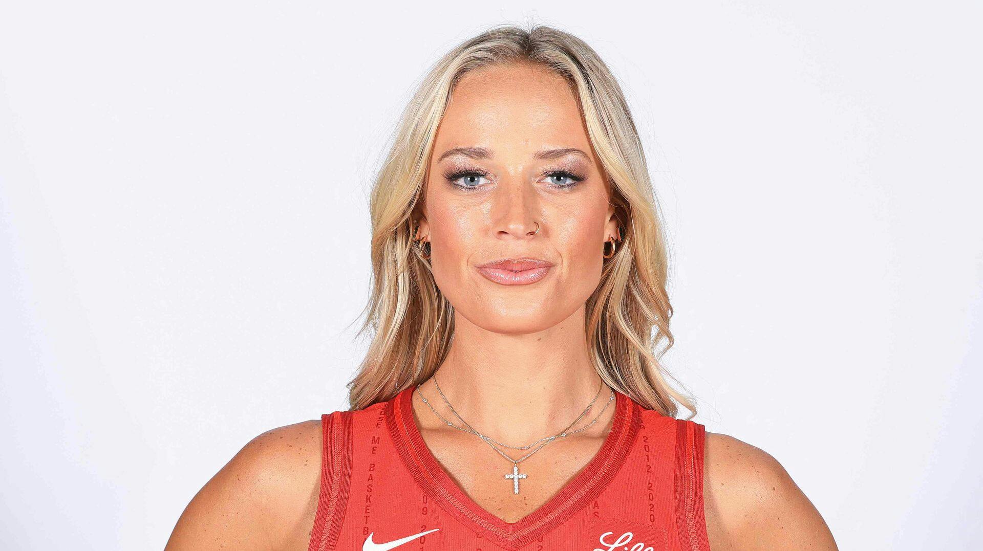 Indiana Fever-stjernen Sophie Cunningham er blevet anklaget for at have haft sex med en gift mand, der endda var direktør for hendes tidligeres klub. Nu afviser basketballstjernen rygterne.