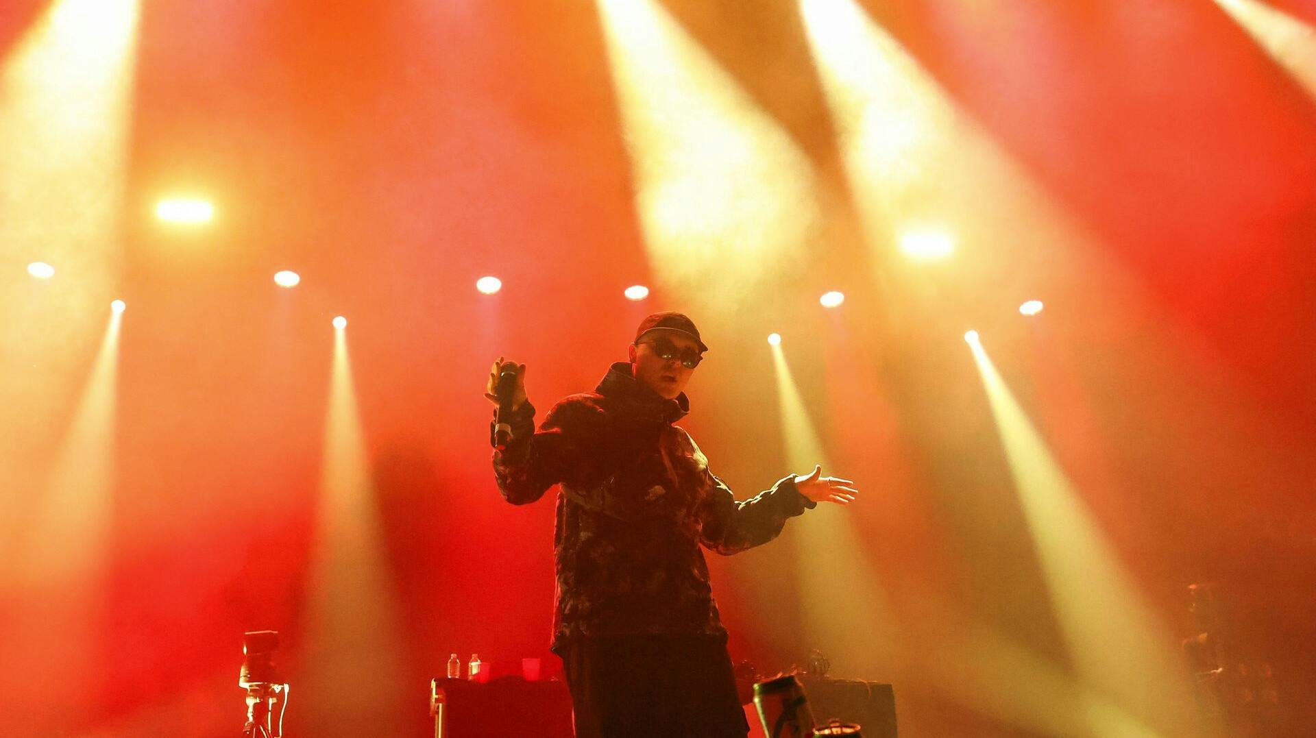 Liam O'Hanna, 27, er kendt under navnet Mo Chara og sigtes nu for at have støttet en terrorgruppe. Indtil videre har det dog ikke stoppet planerne om at give dem plads på NorthSide.