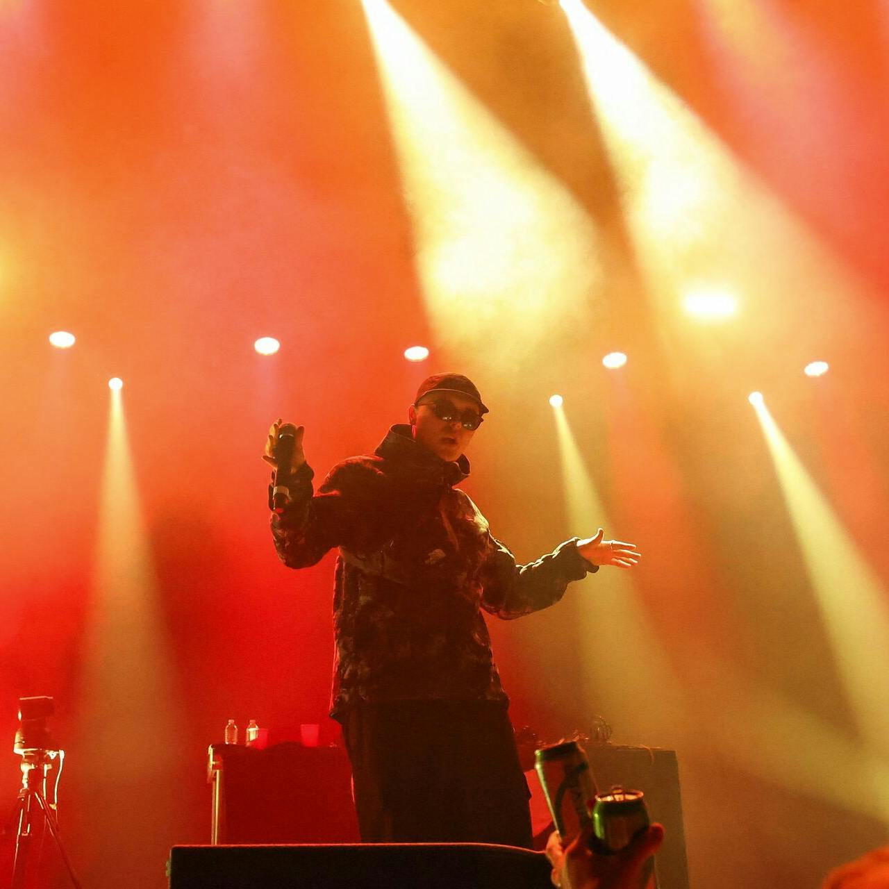 Liam O'Hanna, 27, er kendt under navnet Mo Chara og sigtes nu for at have støttet en terrorgruppe. Indtil videre har det dog ikke stoppet planerne om at give dem plads på NorthSide.