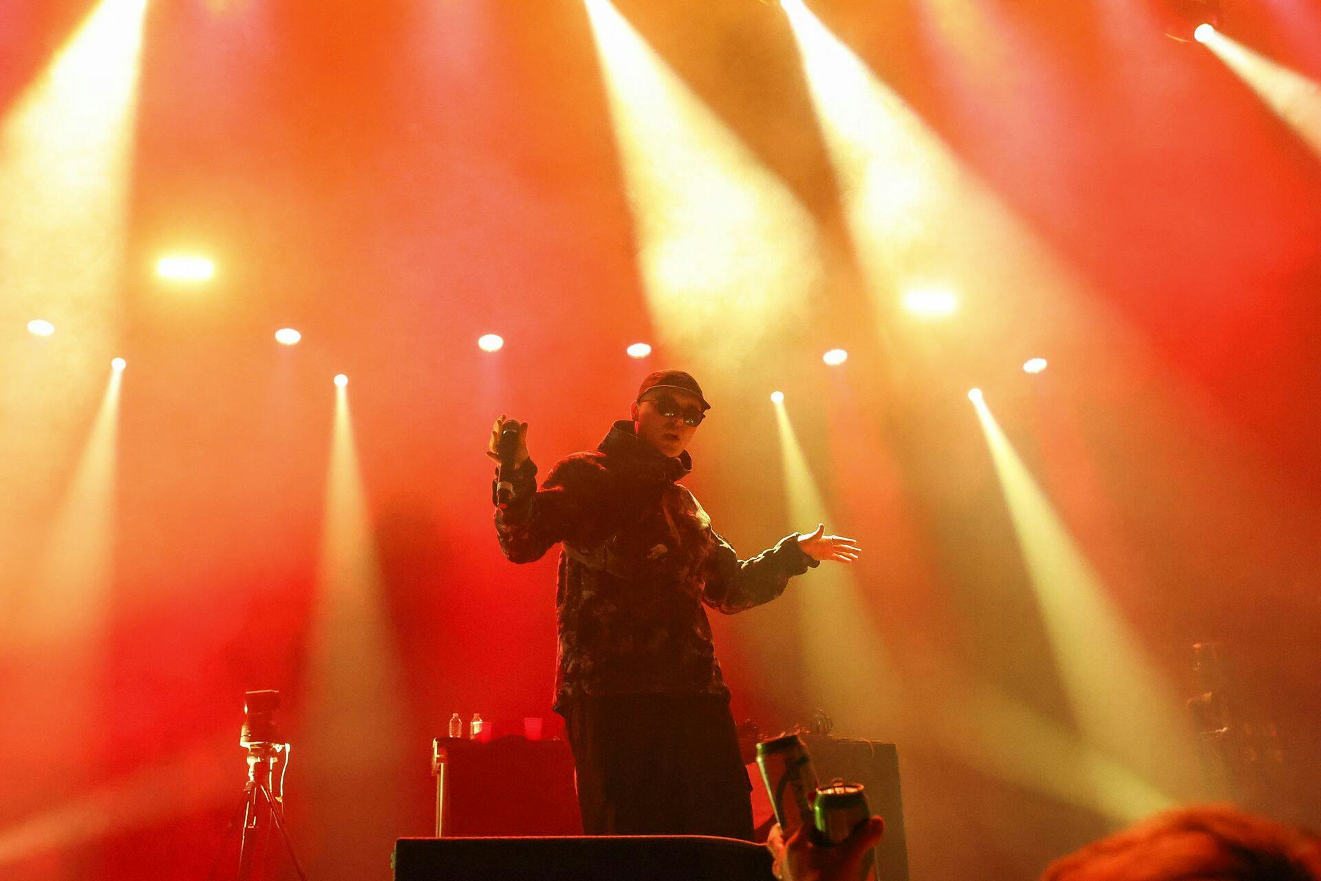 Liam O'Hanna, 27, er kendt under navnet Mo Chara og sigtes nu for at have støttet en terrorgruppe. Indtil videre har det dog ikke stoppet planerne om at give dem plads på NorthSide.