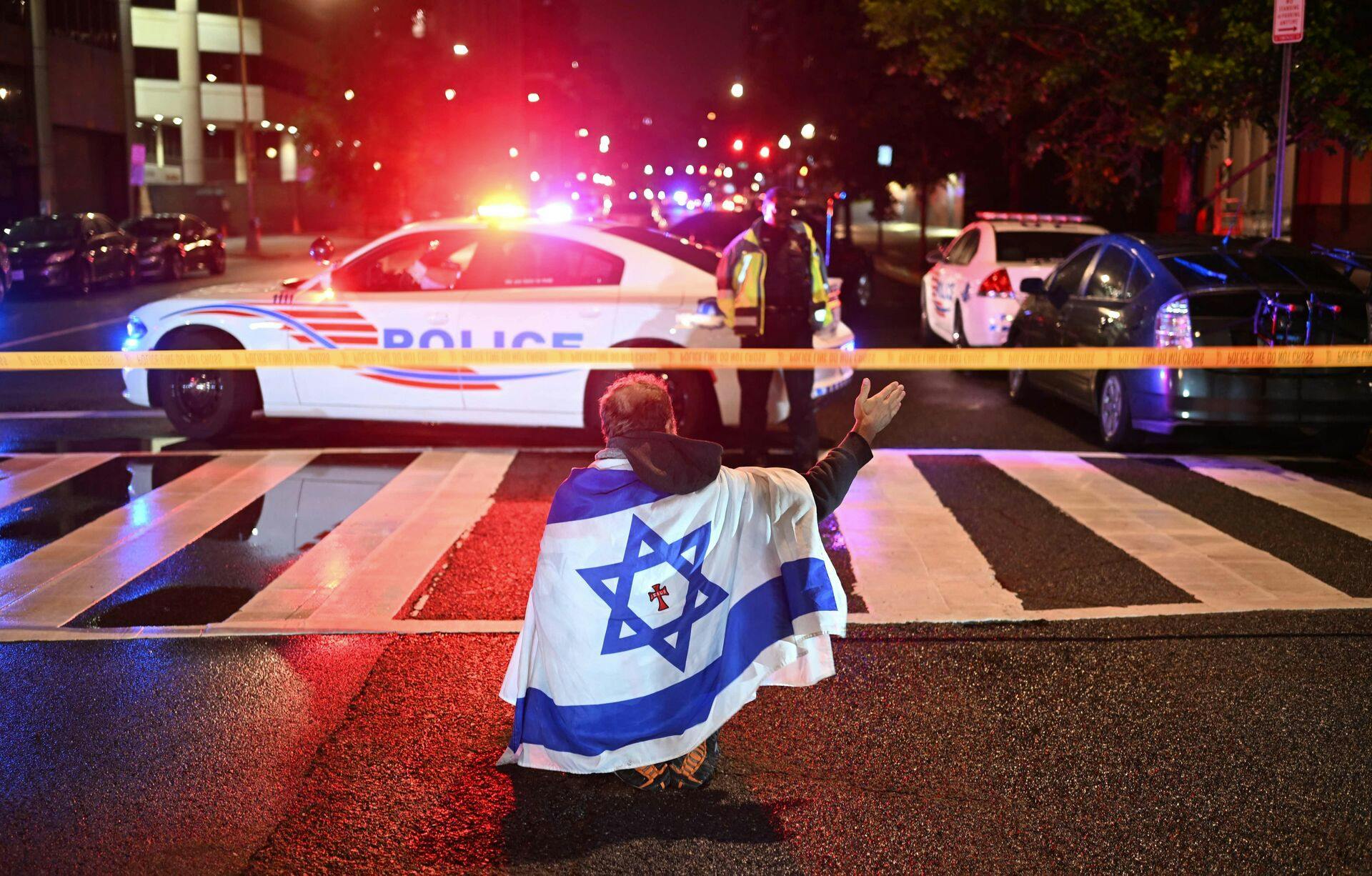 To ansatte på den israelske ambassade i Washington har mistet livet. 