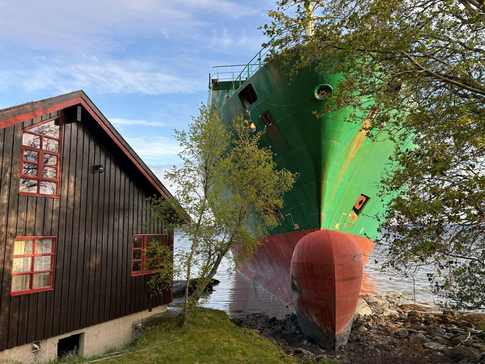 Fra denne vinkel ses, hvordan NCL “Salten” har sat stævnen solidt op i landskabet.