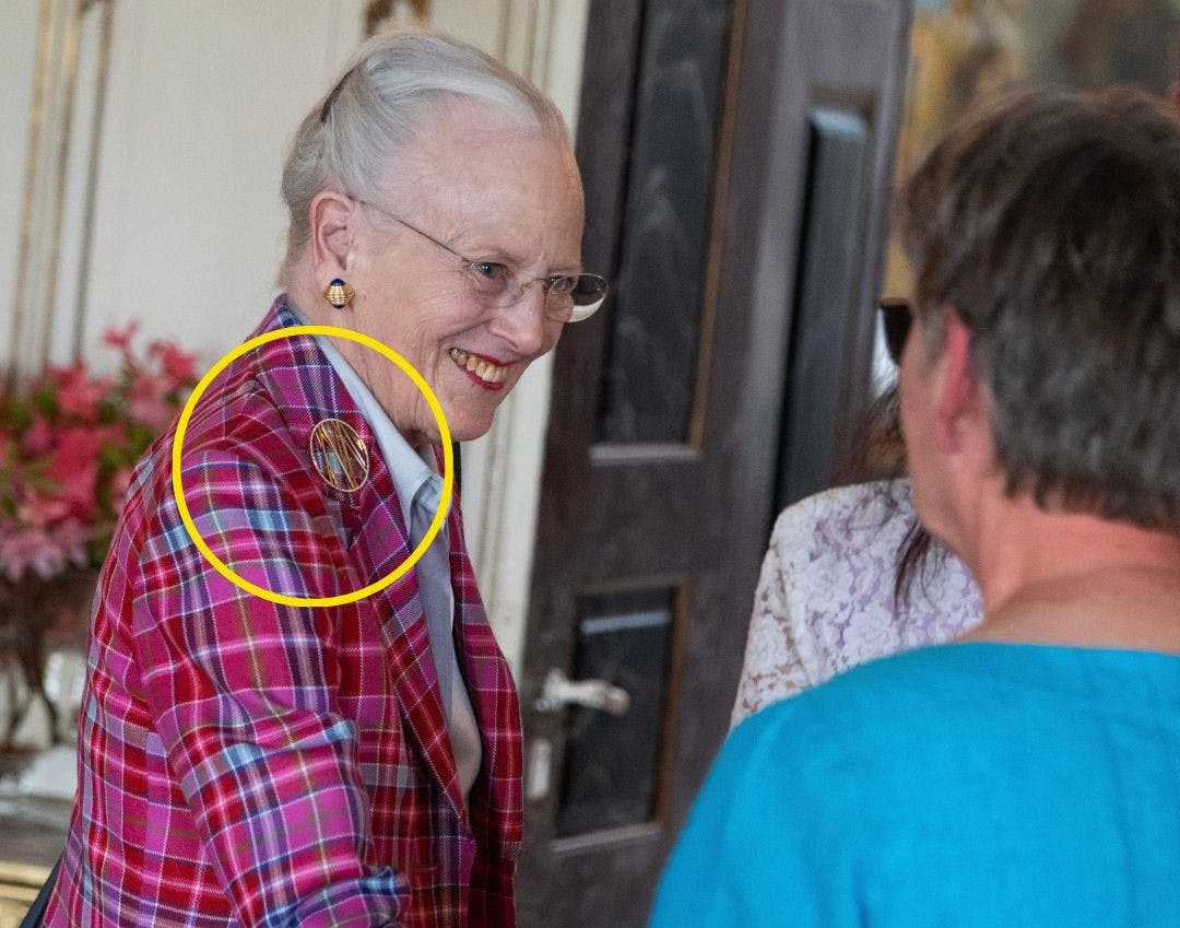 Dronning Margrethe havde nok tænkt på hver detalje ved torsdagens outfit. Og i den anledning fandt hun en helt særlig broche fra 2022 frem fra smykkeskrinet.