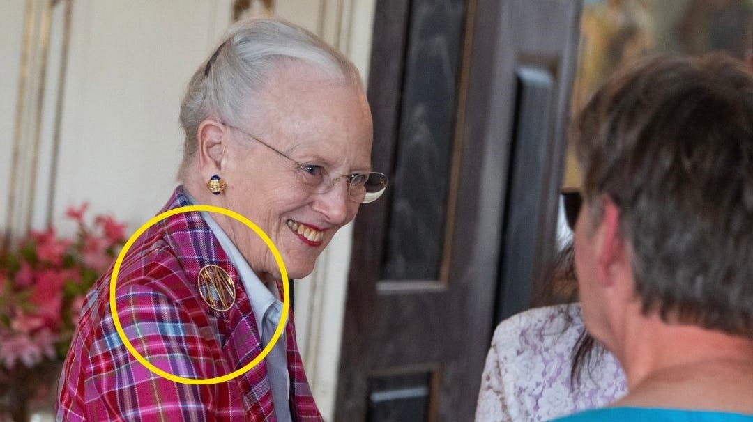 Dronning Margrethe havde nok tænkt på hver detalje ved torsdagens outfit. Og i den anledning fandt hun en helt særlig broche fra 2022 frem fra smykkeskrinet.