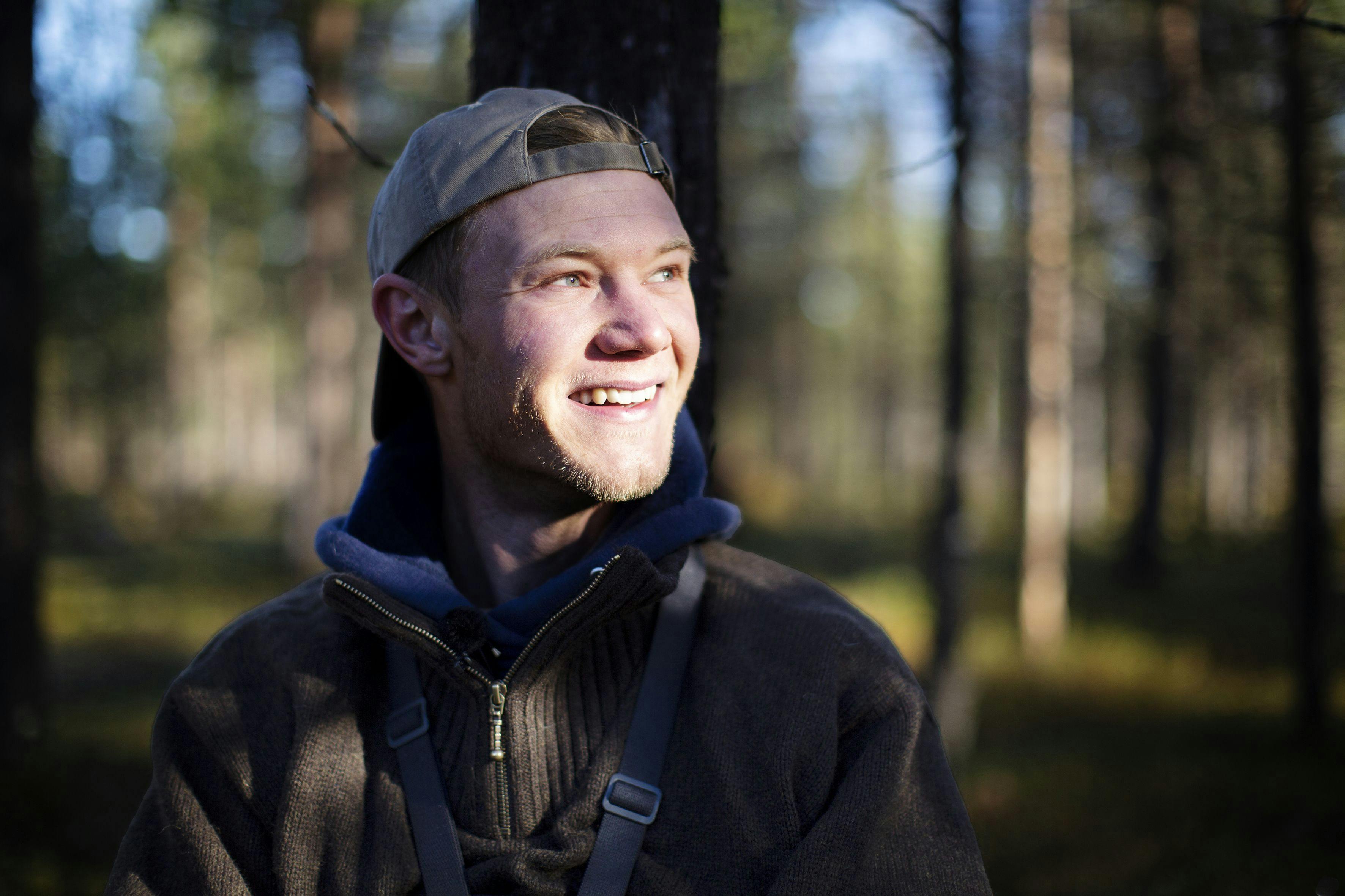 Jakob holder modet oppe med tanken om sin far og kæreste, der hepper derhjemme. Også selv om pepperonipizza med dressing trækker i ham.