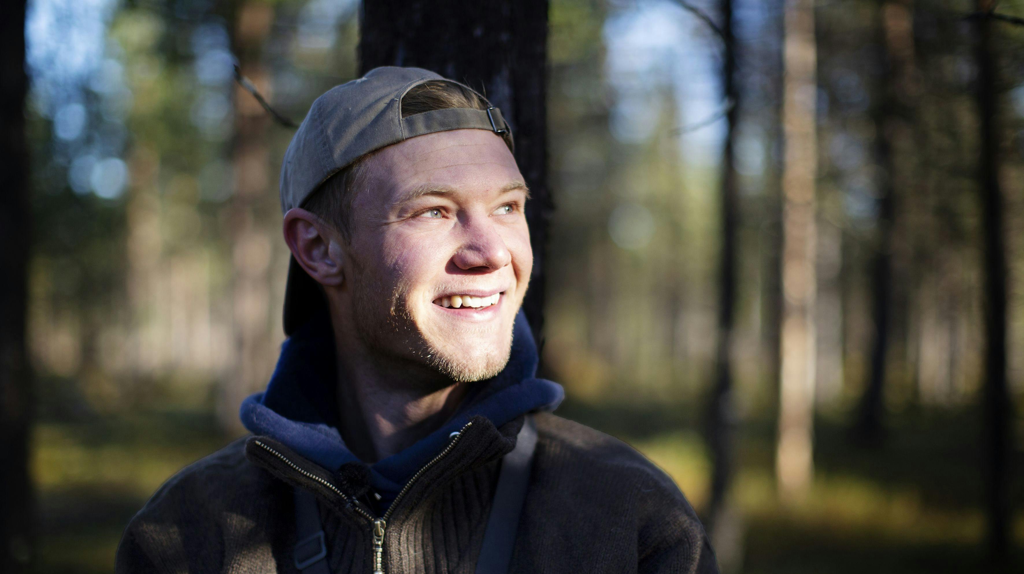 Jakob holder modet oppe med tanken om sin far og kæreste, der hepper derhjemme. Også selv om pepperonipizza med dressing trækker i ham.