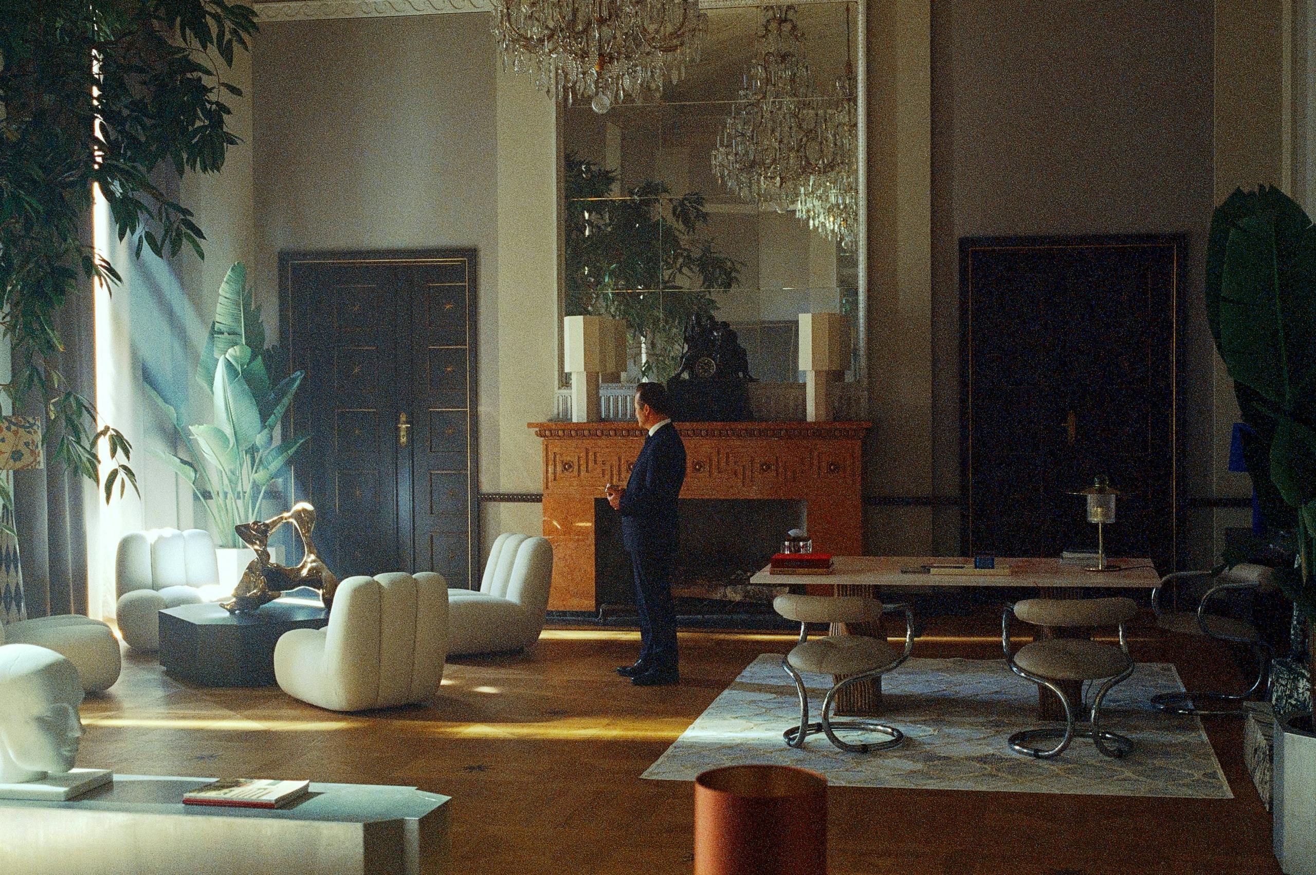 Lars Ranthe vandrer hjemmevant rundt i rollen som Rasmus.