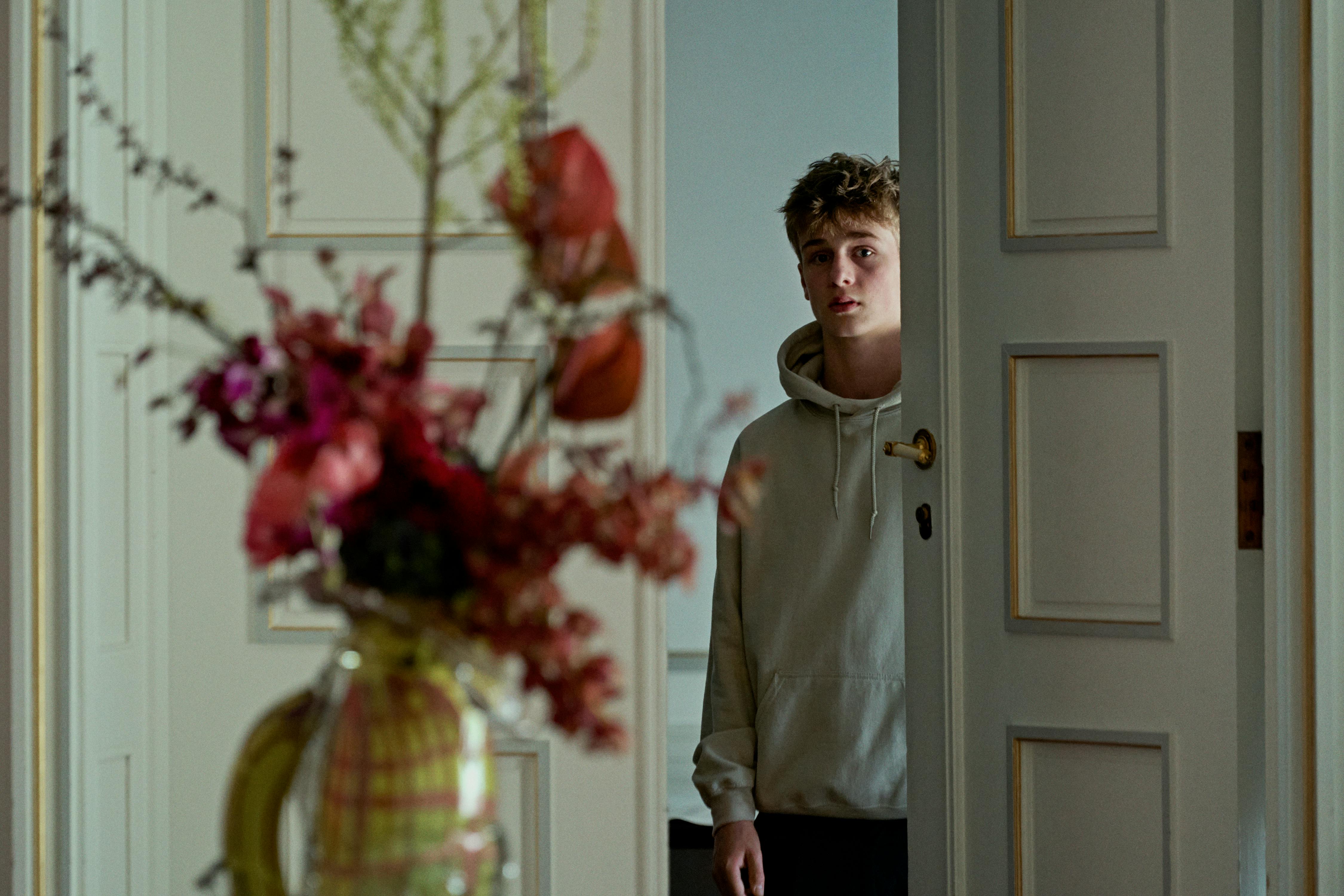 Frode Bilde Rønsholt spiller rollen som Oscar, der bor i rigmandsghettoen. Dørene her sidder formentlig i Danmarks Rederiforenings lokaler.