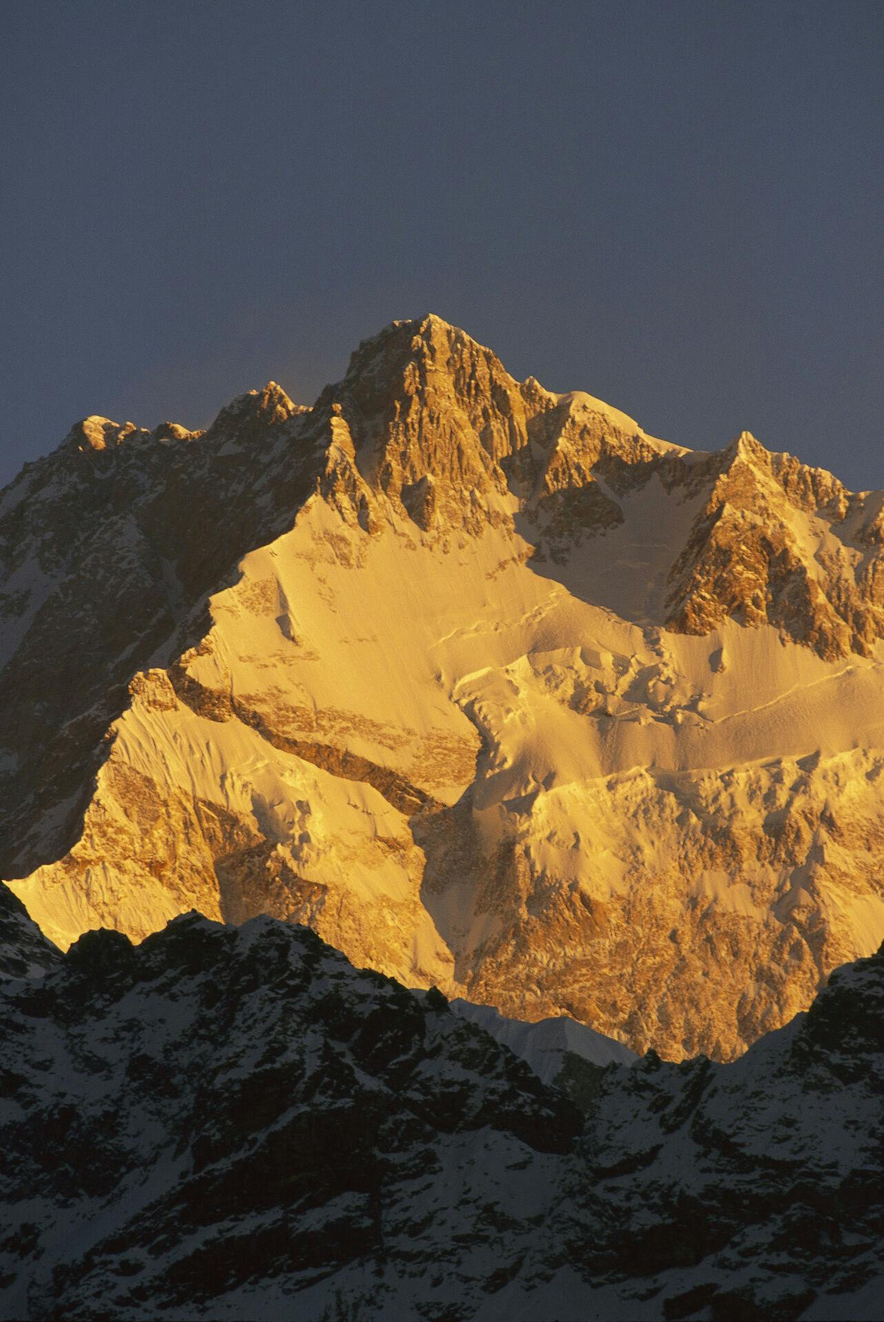 Kangchenjunga er med sine 8.585 højdemeter det tredjehøjeste bjerg.