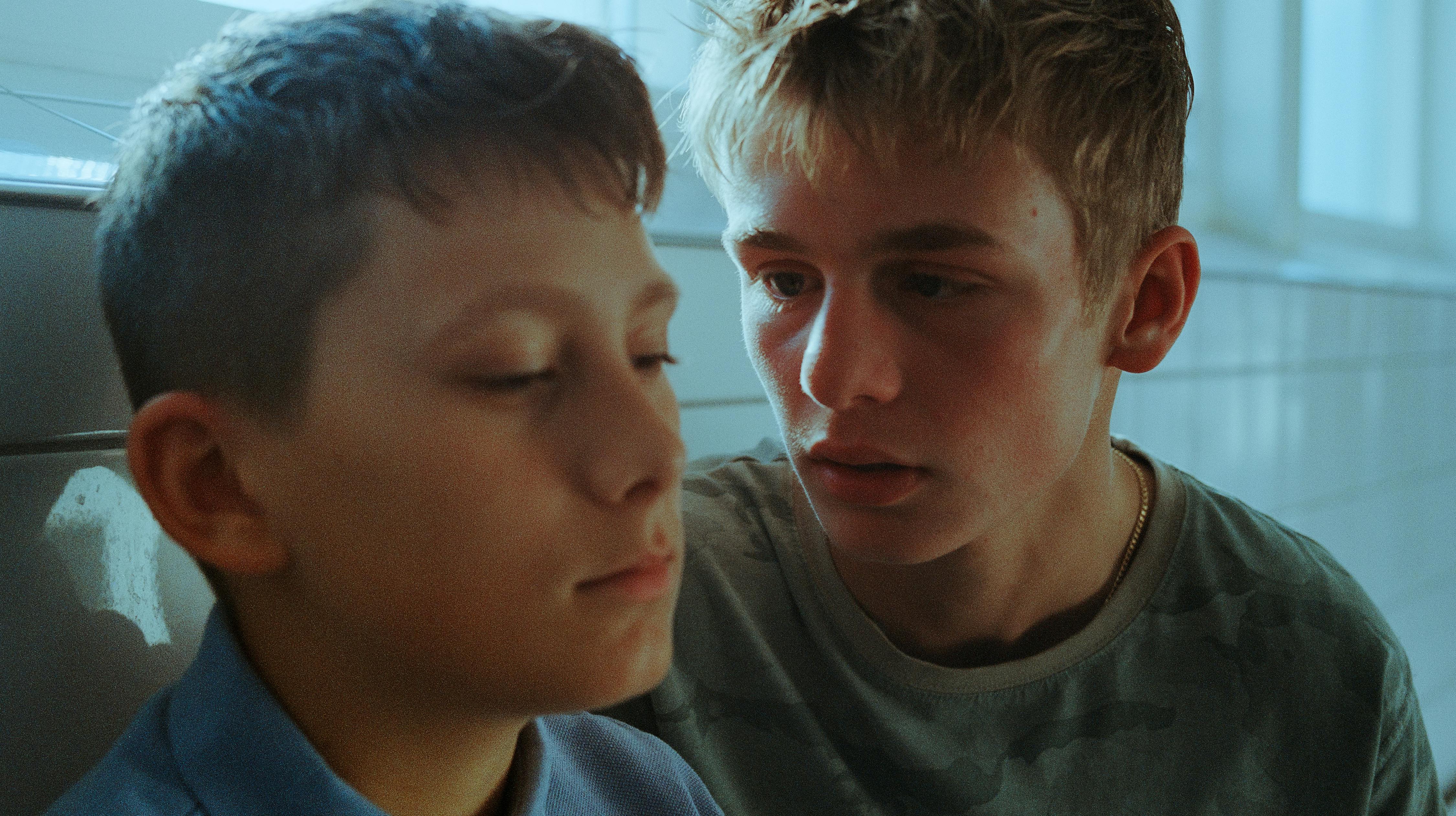 Lukas Zuperka i rollen som Viggo og Frode Bilde Rønsholt som Oscar i "Reservatet".