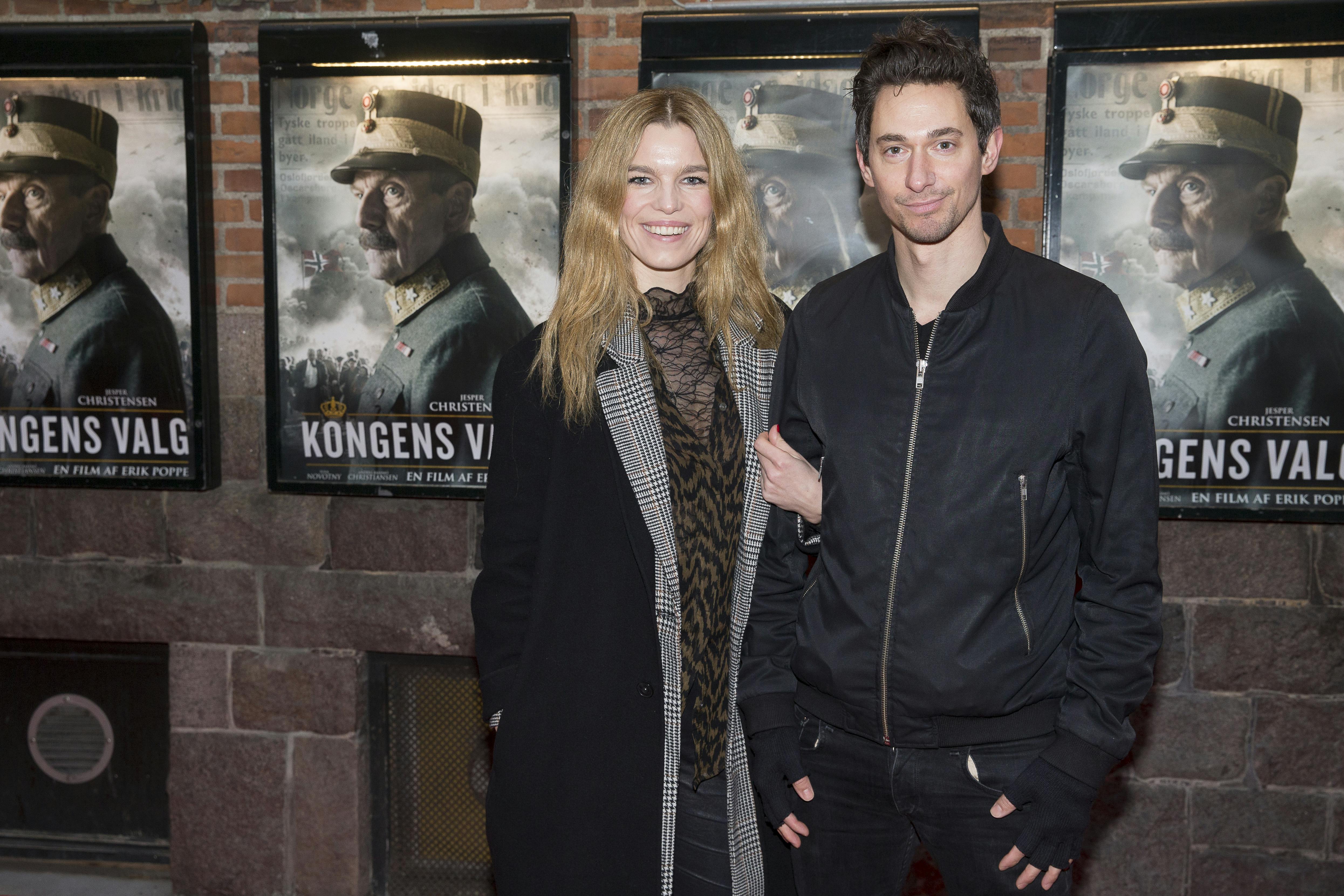 Helt nyforelsket viste Marie Bach Hansen sin dengang nye kæreste Stefan Pasborg frem, da de ankom til premieren på "Kongens Valg" i januar 2017.