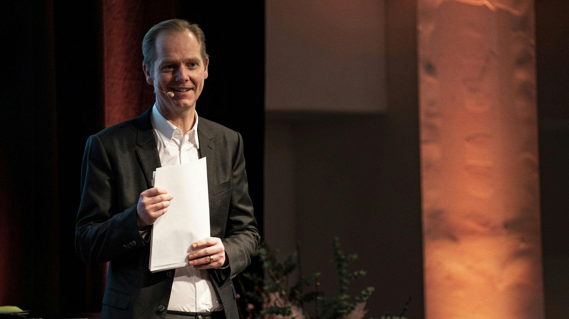 Bag Christian Jensens rolige ydre gemmer sig en barndom præget af dybe ar og svære minder.