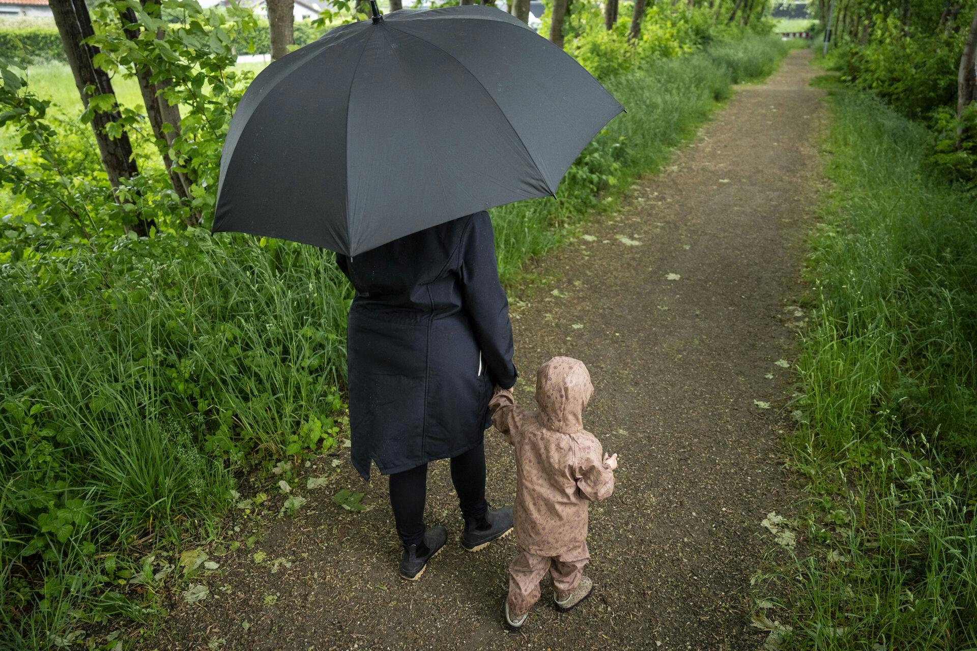 2-årig pige leger i regnvejret i Køge på Sjælland, torsdag den 23. maj 2024.. (Foto: Mads Claus Rasmussen/Ritzau Scanpix)