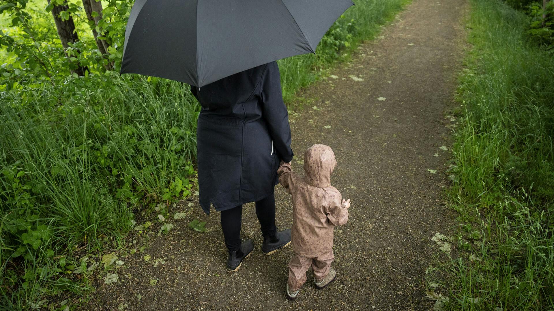 2-årig pige leger i regnvejret i Køge på Sjælland, torsdag den 23. maj 2024.. (Foto: Mads Claus Rasmussen/Ritzau Scanpix)