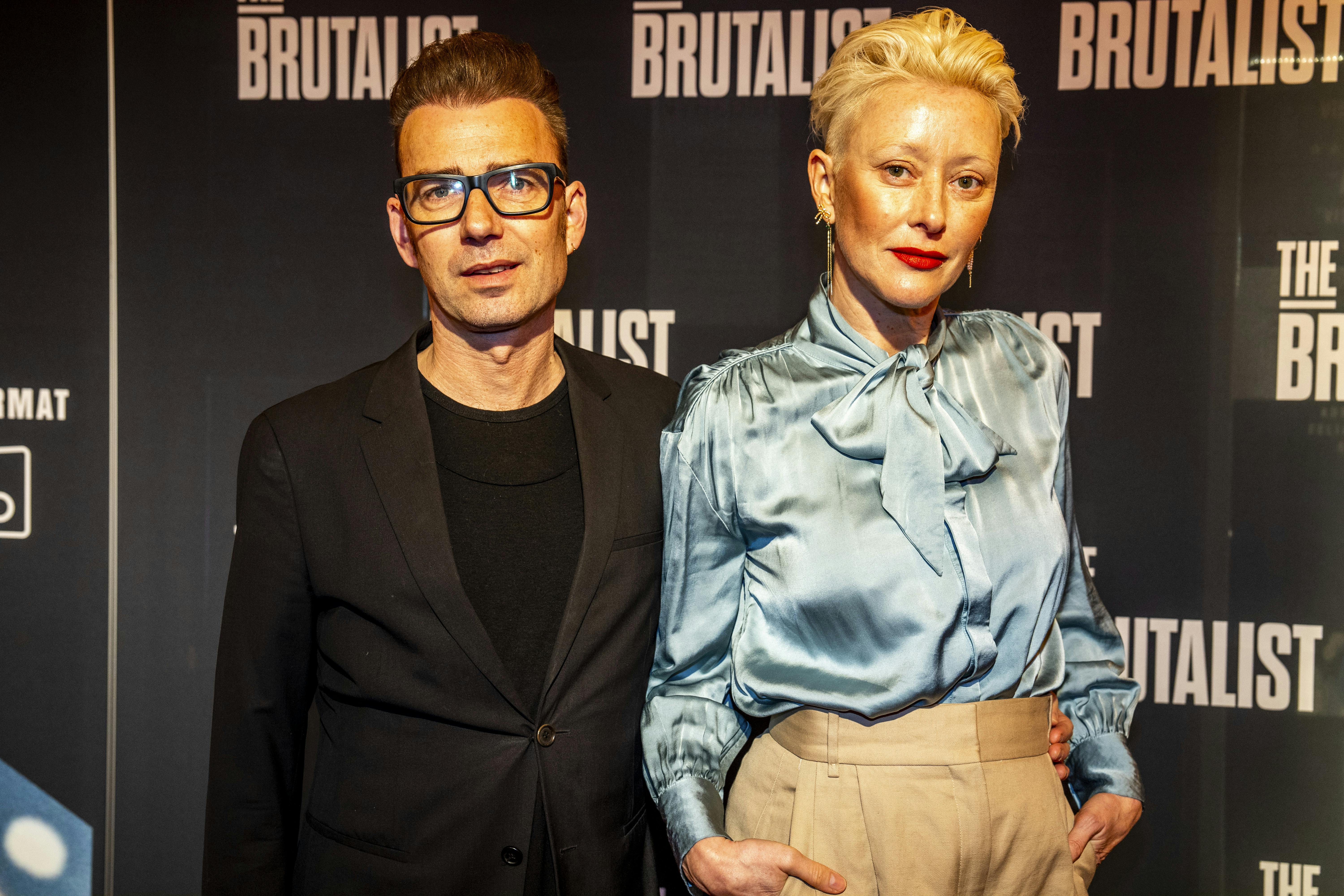 "Laust og Maria" er en rockstjernes bekendelser om vilde fester, kvinder og kokain. Det er historien om en hustru, der år efter år kæmper for at få sin mand til at holde op, mens hun skjuler sandheden for omverdenen for at få forholdet og sit liv til at se perfekt ud." skriver Politikens Forlag om bogen.