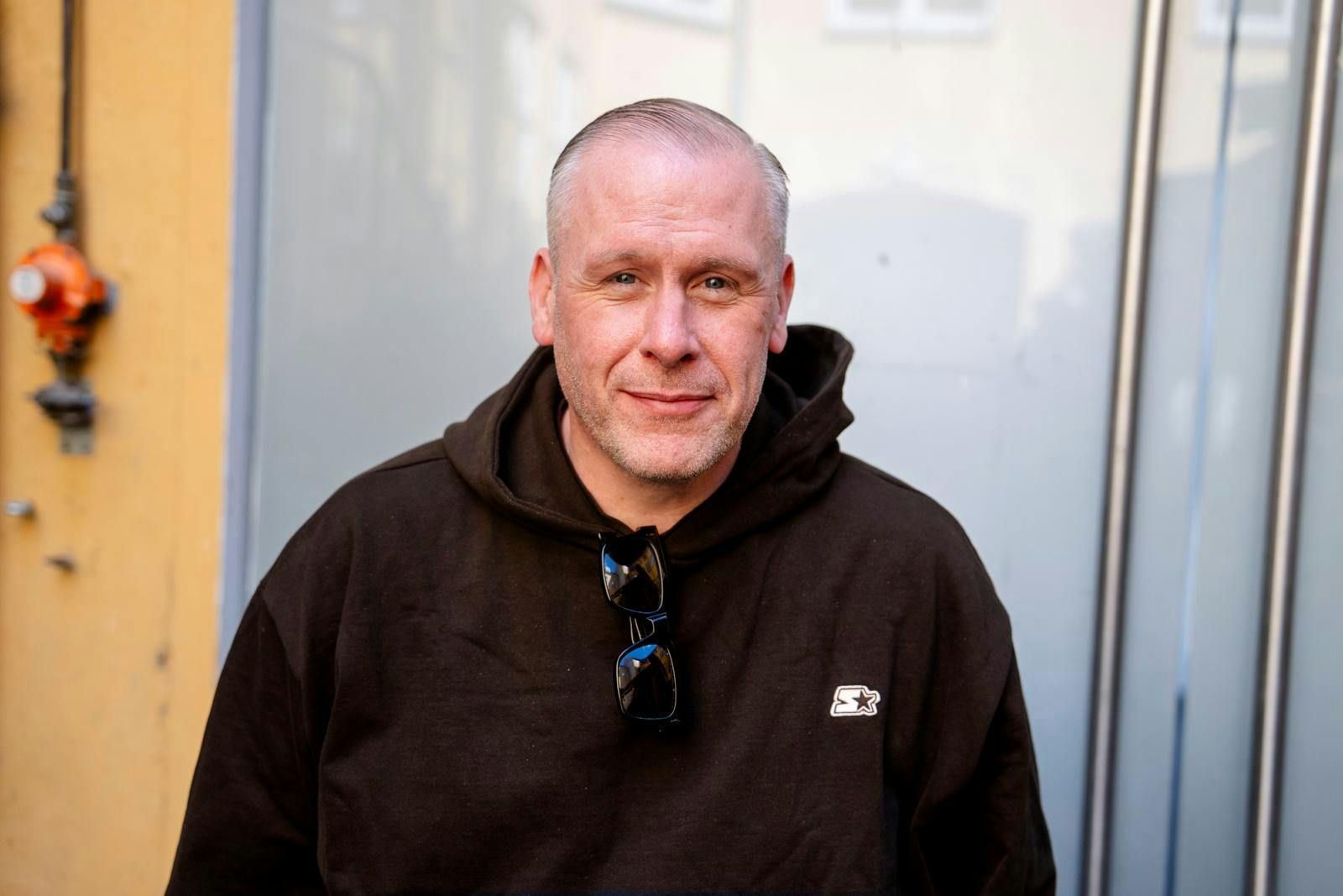 Liam O’Connor, 45, er sprunget ud som komiker, og han benyttede den chance til at fortælle om, at han har samme smag i kvinder som Linda P.