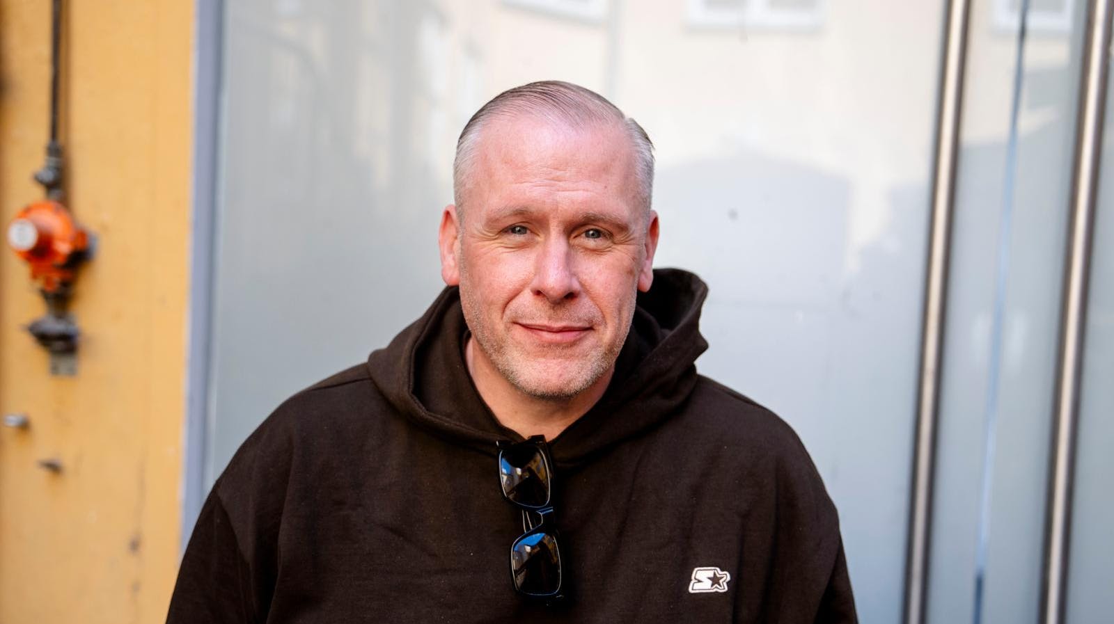 Liam O’Connor, 45, er sprunget ud som komiker, og han benyttede den chance til at fortælle om, at han har samme smag i kvinder som Linda P.