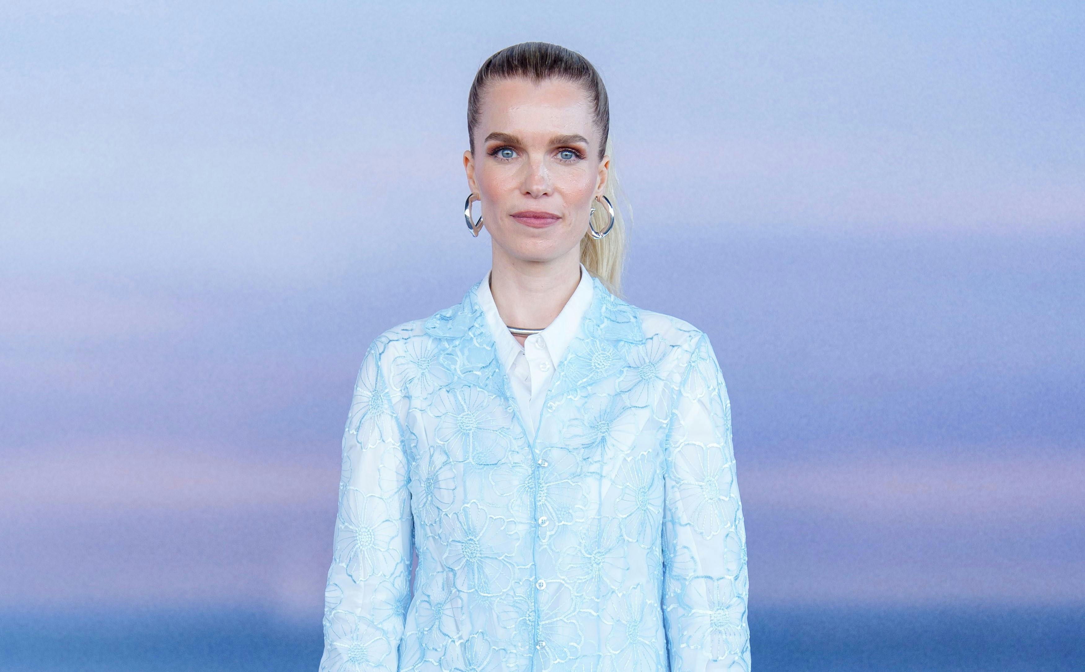 – Det, jeg synes er fedt ved min karakter, Cecilie, er, at hun faktisk er ret nuanceret og har en masse kvaliteter, som alle kunne have, fortæller Marie.