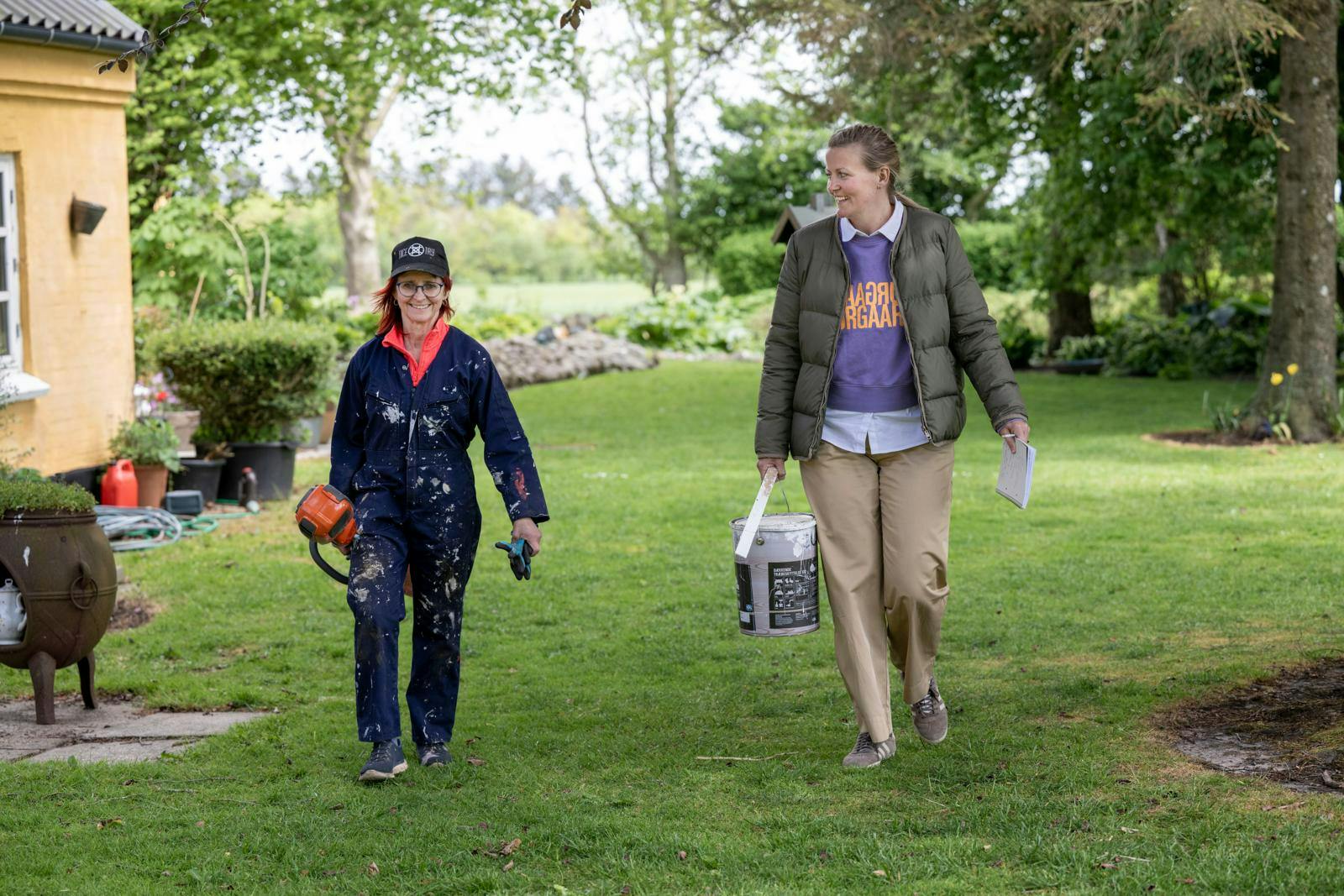 SE og HØR besøgte bruden tidligere på ugen, hvor hun havde travlt med at gøre hjemmet klar til den store dag.