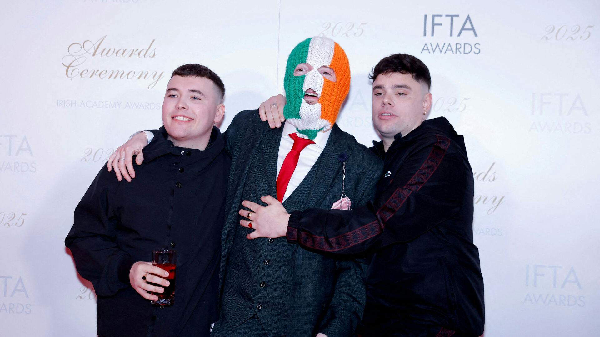 Den nordirske hiphop-gruppe er under efterforskning for at hylde terror og opfordrer til drab på politikere. Alligevel har den aarhusianske festival Northside valgt at beholde dem på plakaten.