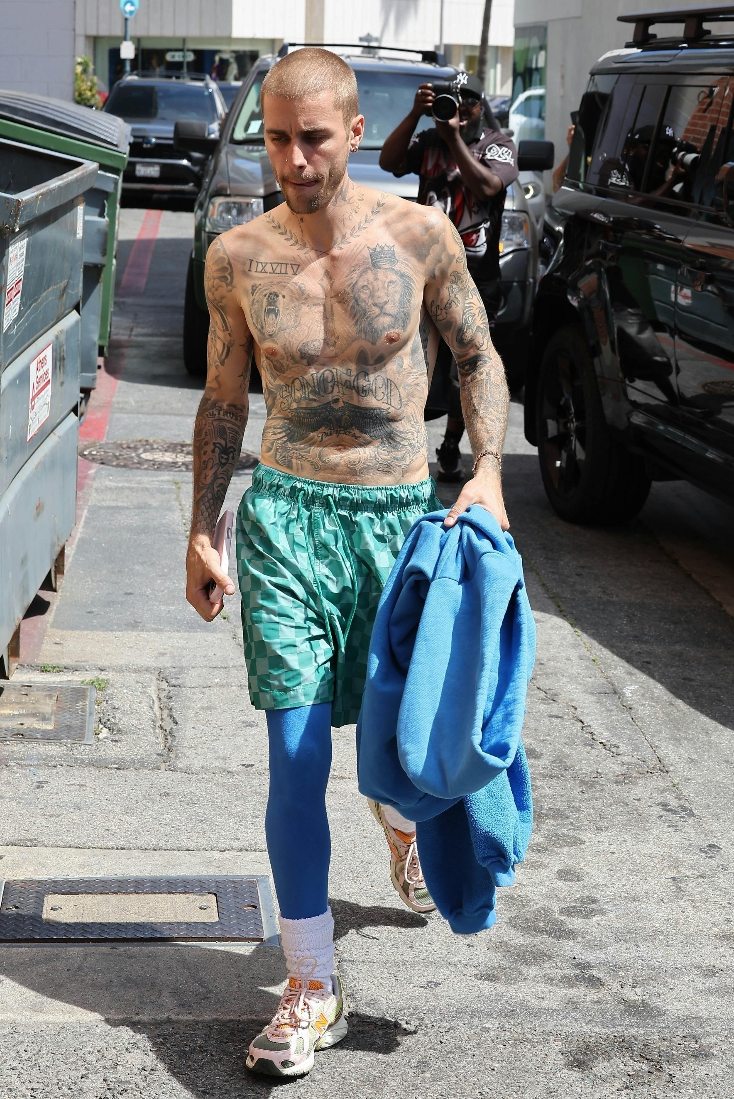 Los Angeles, CA - Justin Bieber turned heads as he went shirtless during an outing in Beverly Hills, keeping it casual while visiting a medical building. Pictured: Justin Bieber BACKGRID USA 22 MAY 2025 USA: +1 310 798 9111 / usasales@backgrid.com UK: +44 208 344 2007 / uksales@backgrid.com *UK Clients - Pictures Containing Children Please Pixelate Face Prior To Publication*