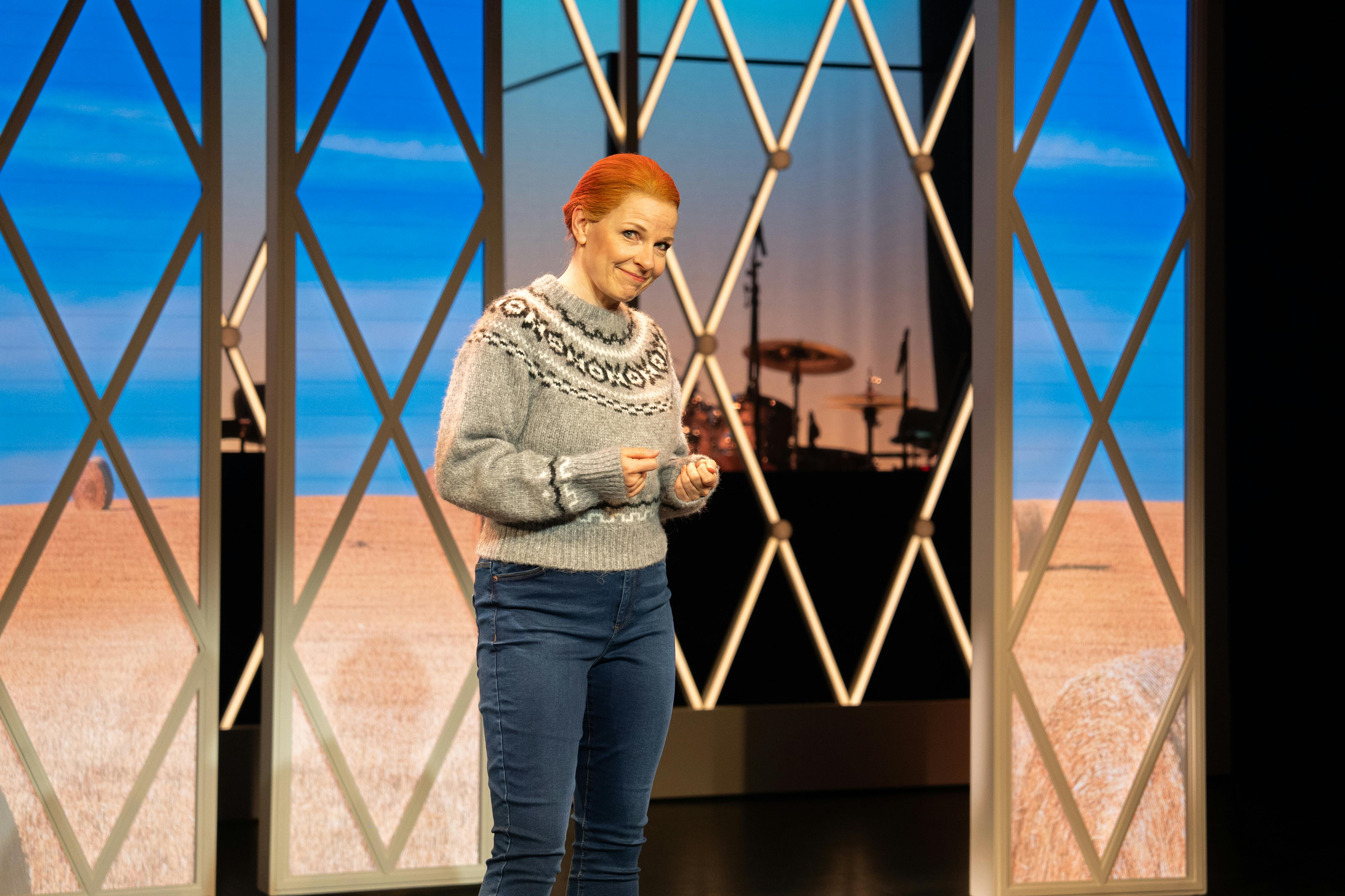 Rikke Bilde som Inger Støjberg i Tivolirevyen.