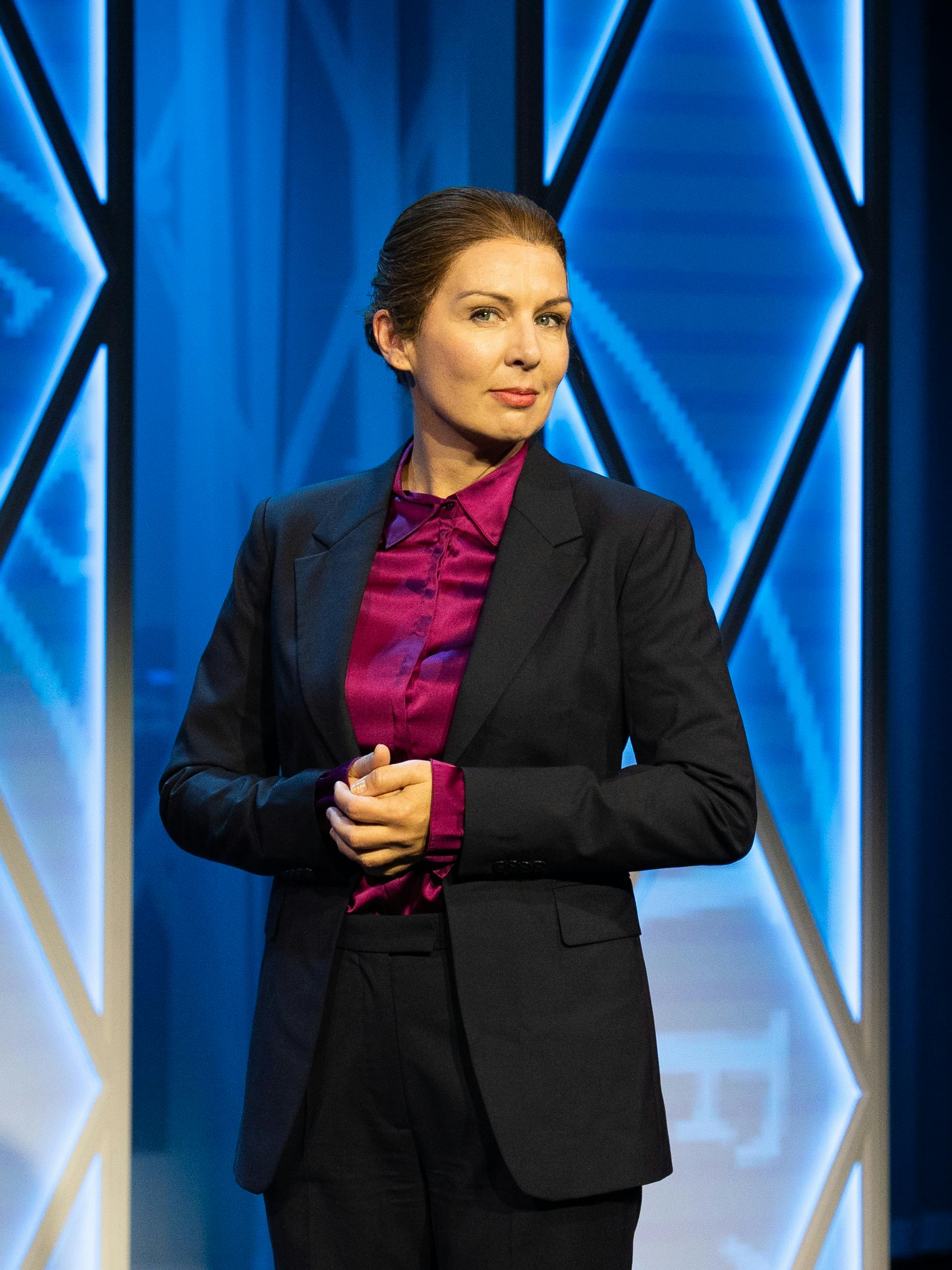 Rikke Bilde i rollen som Mette Frederiksen i Tivolirevyen.