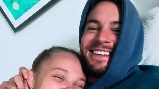 JoJo Siwa og Chris Hughes deler mundvand i poolen på nye billeder.