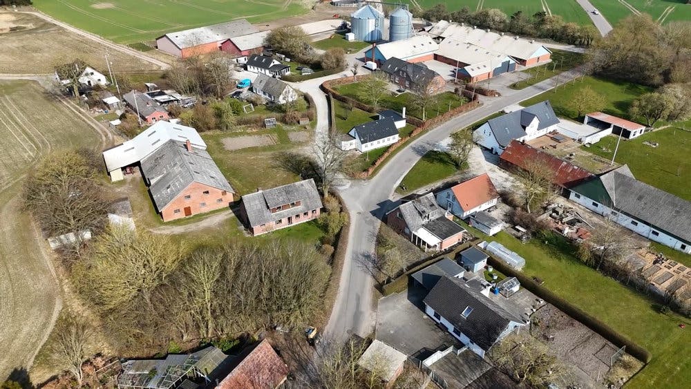 Her ses den lille by Floes i Østjylland, hvor beboerne i månedsvis har måttet undvære rent drikkevand efter fund af uran i vandforsyningen.