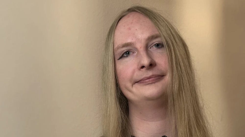 Mekailas ryster på hovedet over kommunen, fordi den ikke vil betale 12.000 kroner for et stemmekursus, som kunne hjælpe hende videre.