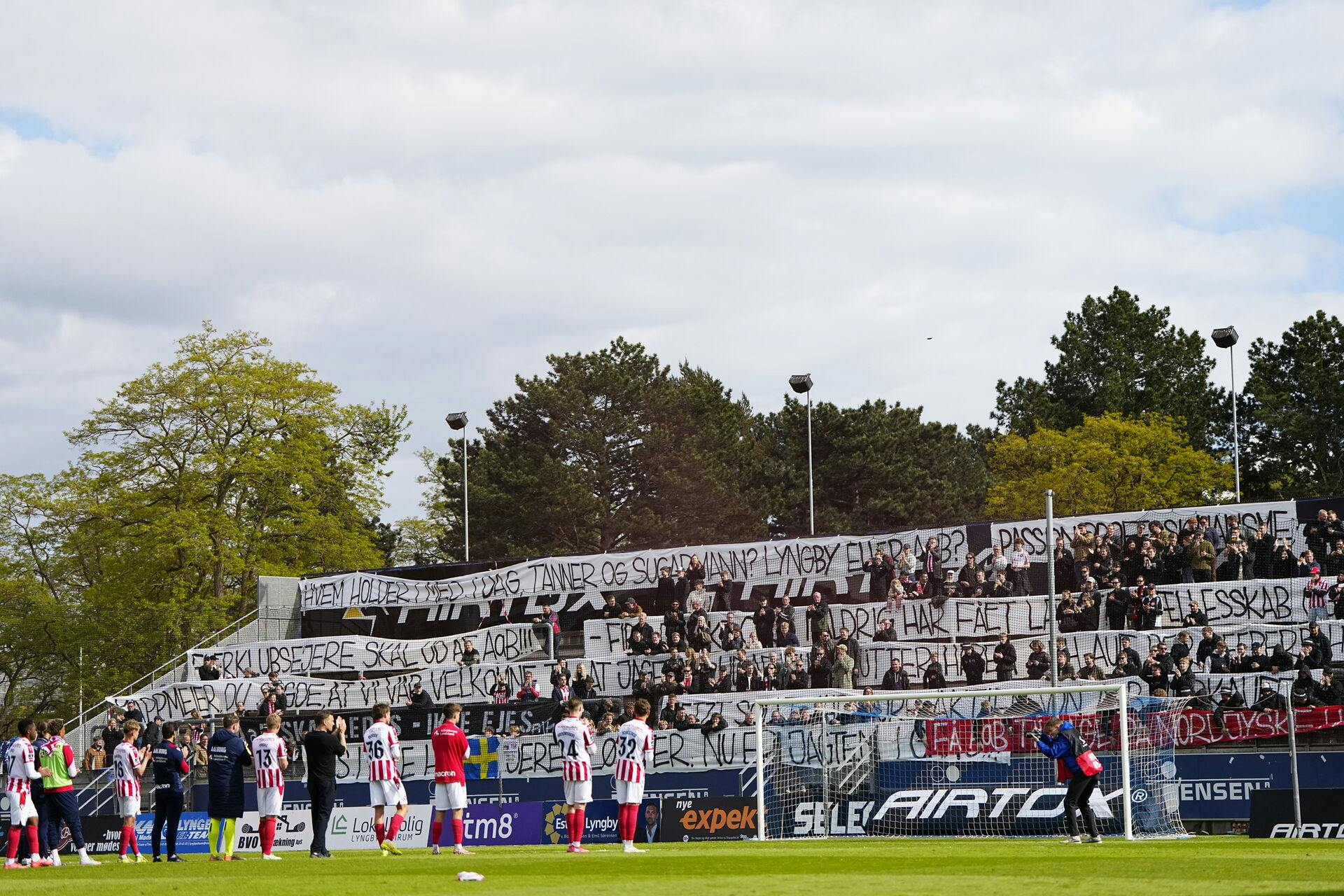 AaB-fansene havde forberedt sig hjemmefra med bannere med flere budskaber.
