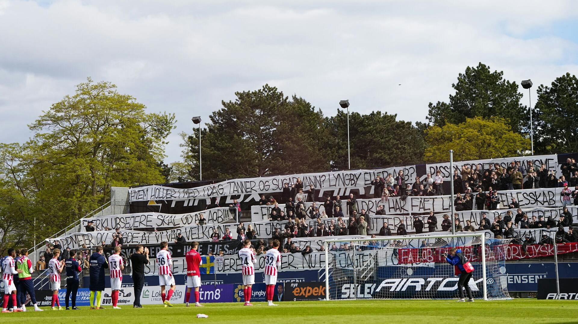 AaB-fansene havde forberedt sig hjemmefra med bannere med flere budskaber.
