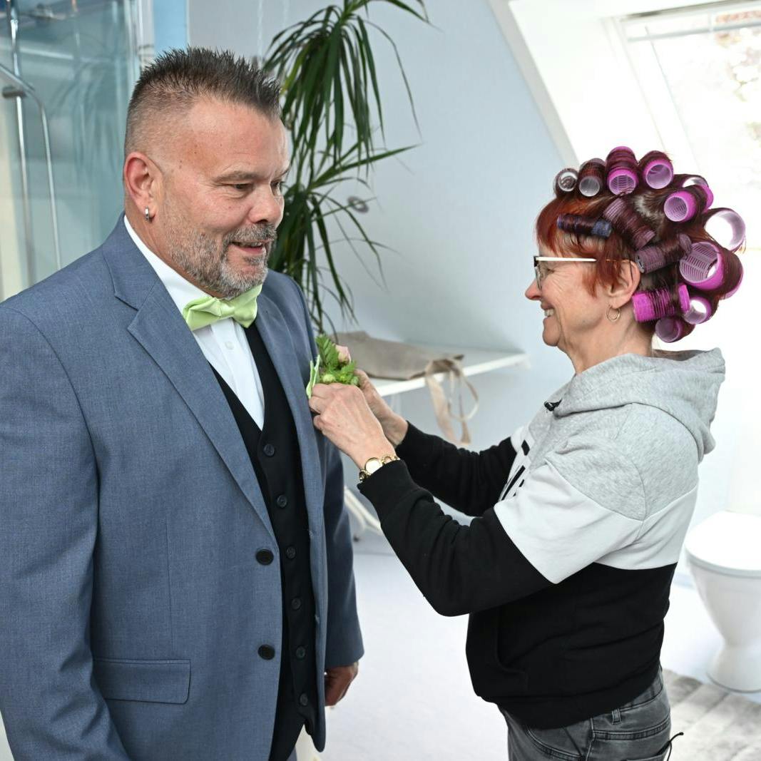 Steen får også lidt hjælp med påklædningen - brudekjolen får vi og han først at se lidt senere.