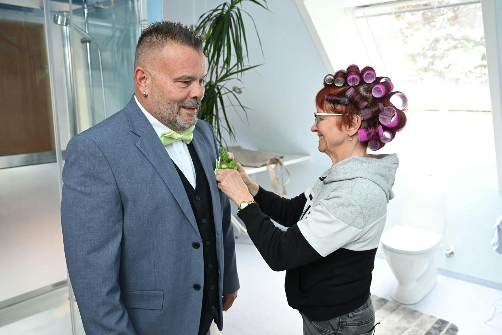 Steen får også lidt hjælp med påklædningen - brudekjolen får vi og han først at se lidt senere.