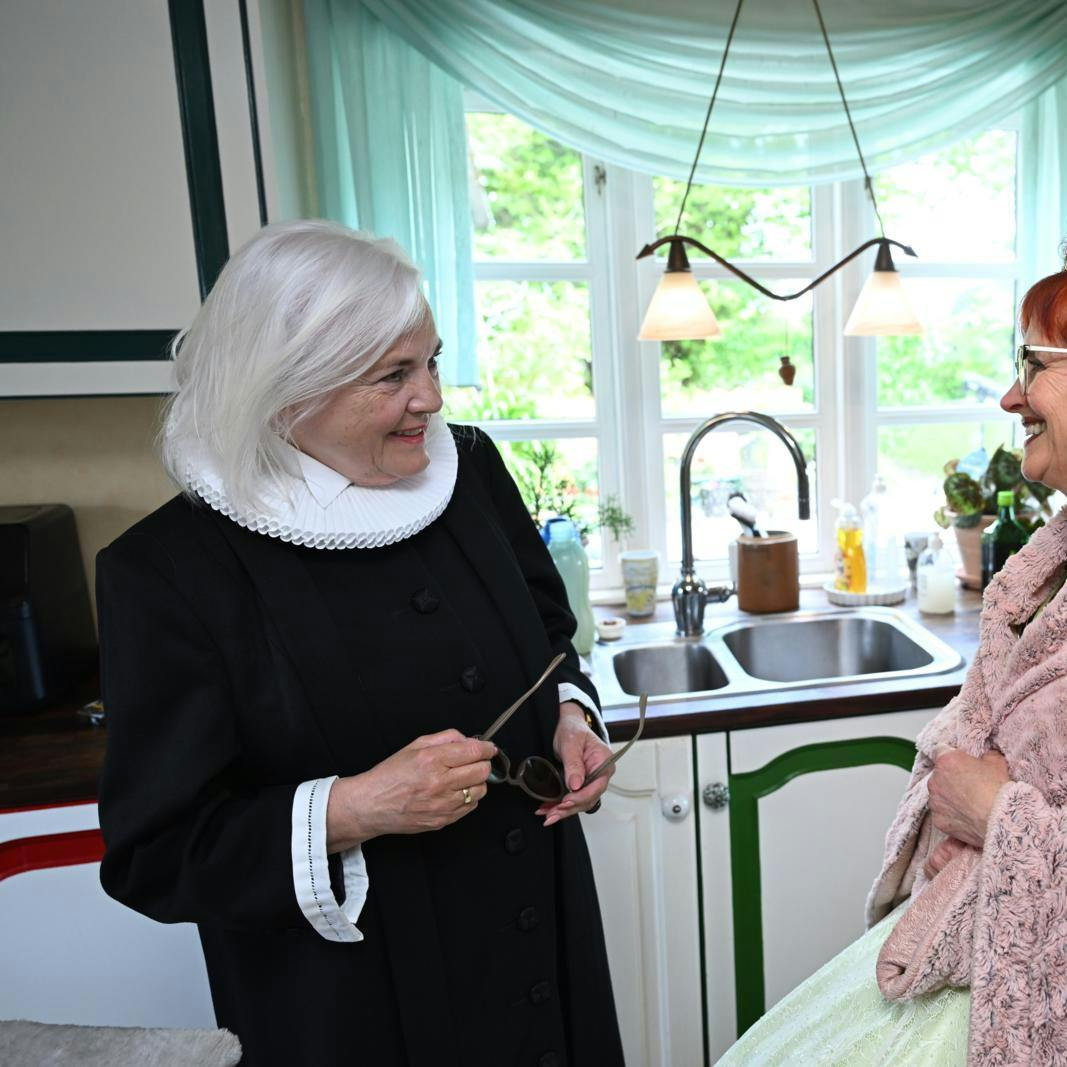 Det er ti år siden, at præsten Lisbeth Solmunde Michelsen gik på pension. Men der er fortsat stor efterspørgsel efter præsten, som også har et ganske nært forhold til dronning Margrethe.