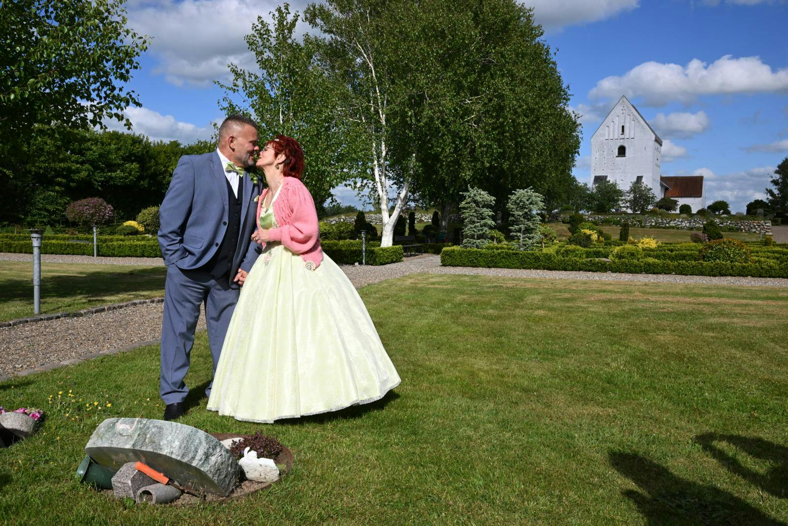 Efter vielsen tog Sussi og Steen som ventet direkte ud til Leos grav.