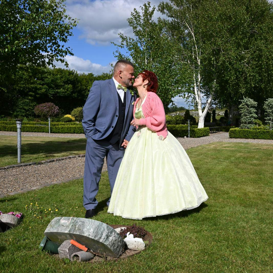 Efter vielsen tog Sussi og Steen som ventet direkte ud til Leos grav.