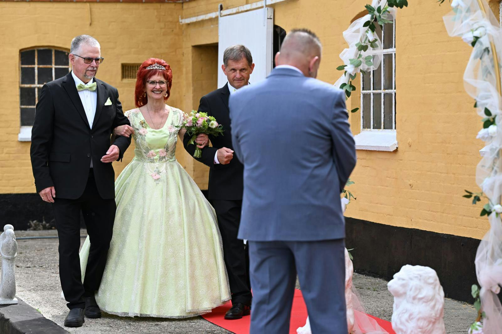 Selv bagfra er det tydeligt, at Steen er meget berørt over, at han nu kan kalde sin elskede Sussi for sin kone.