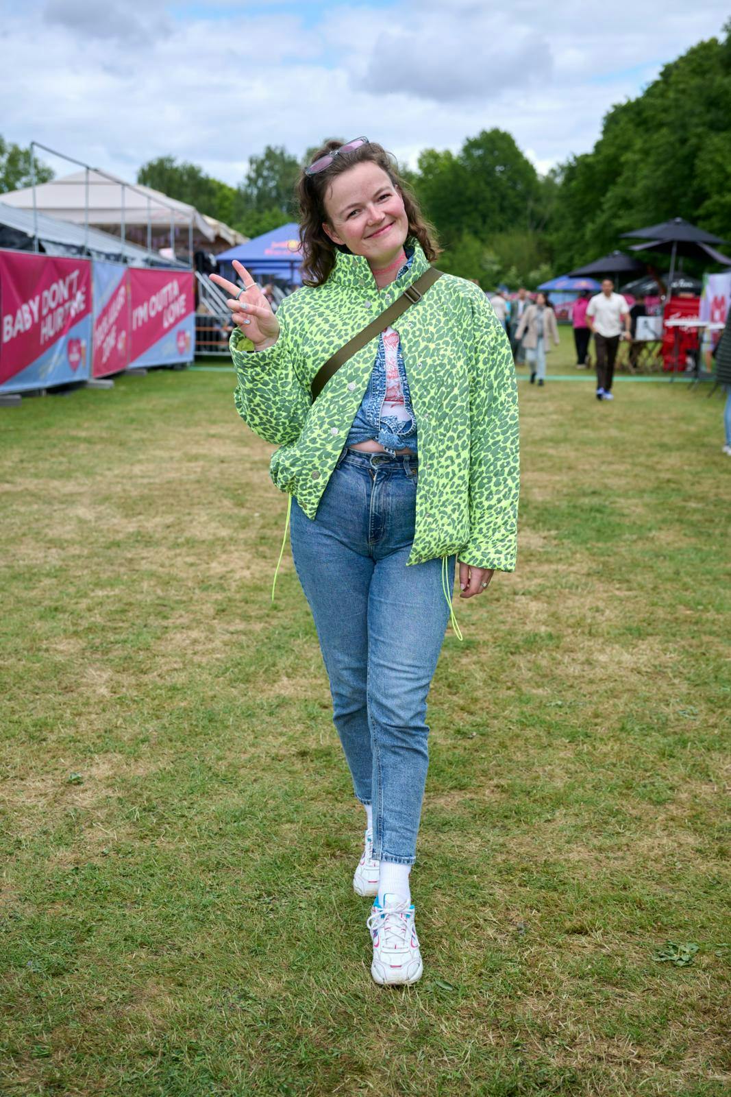 Nina fra "Gift ved første blik" missede ikke chancen for et farverigt outfit til "Vi Elsker" i Rødovre.